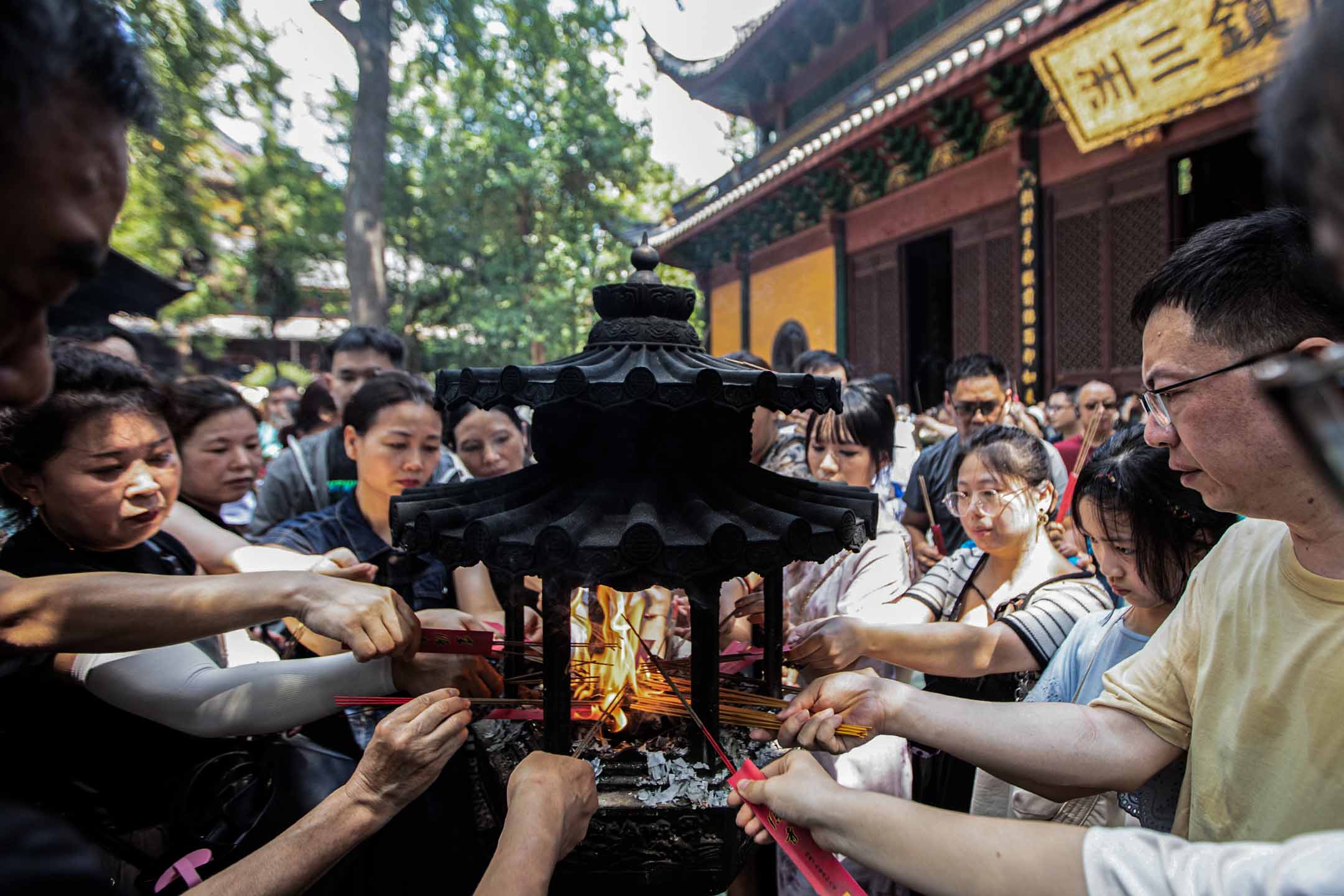 2023年8月5日，浙江省杭州市靈隱寺，遊客湧入寺廟參拜。攝：Xu Kang Ping/Future Publishing via Getty Images