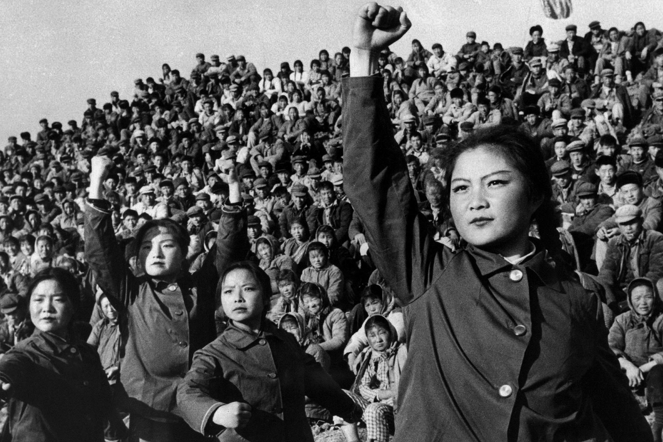 1966年，红卫兵挥舞著毛语录。图：Pictures from History/Universal Images Group via Getty Images)