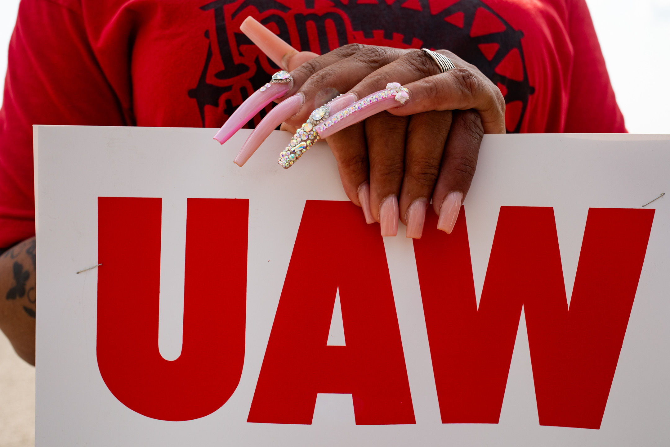 2023年9月22日，美国，工会成员在工厂门外高举标语抗议。摄：Emily Elconin/Bloomberg via Getty Images