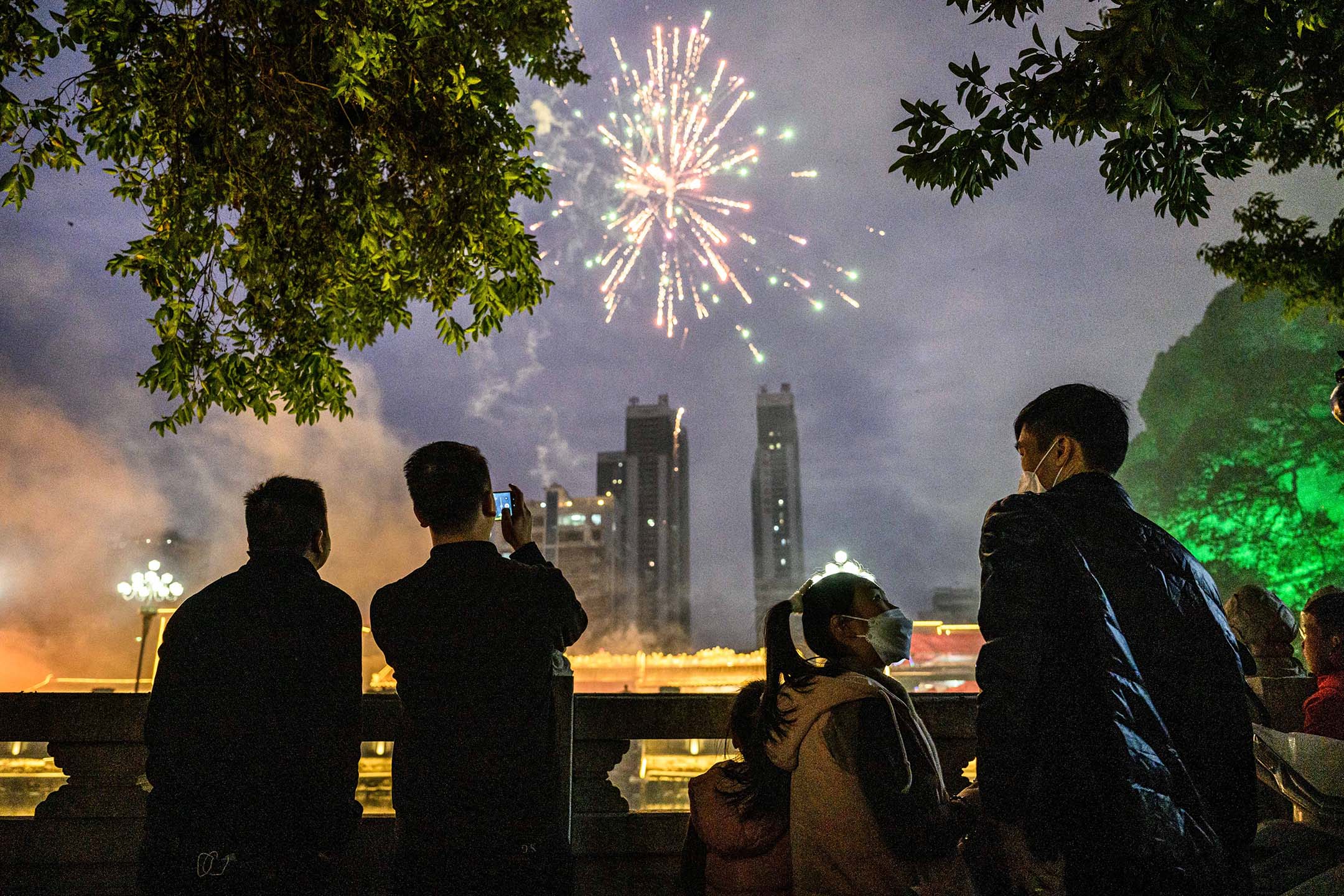 2023年1月27日，中国揭阳，市民在街道上看烟火。摄：John Ricky/Anadolu Agency via Getty Images