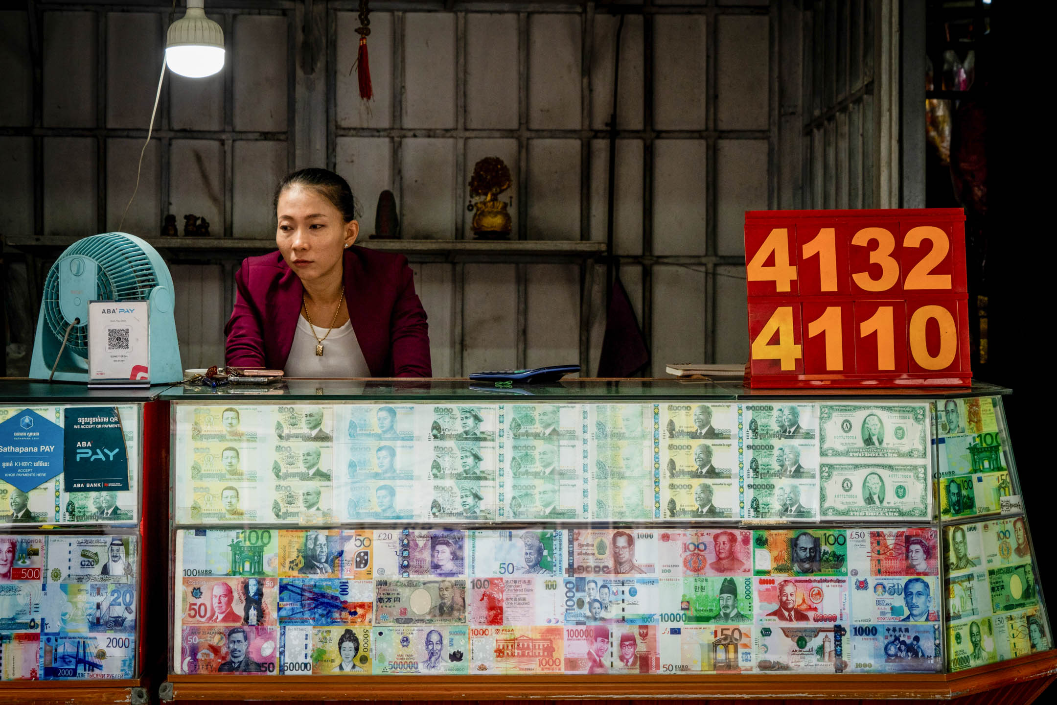 2023年6月6日，柬埔寨金边，当地市场的一名货币兑换商人。摄：Matt Hunt/Anadolu Agency via Getty Images