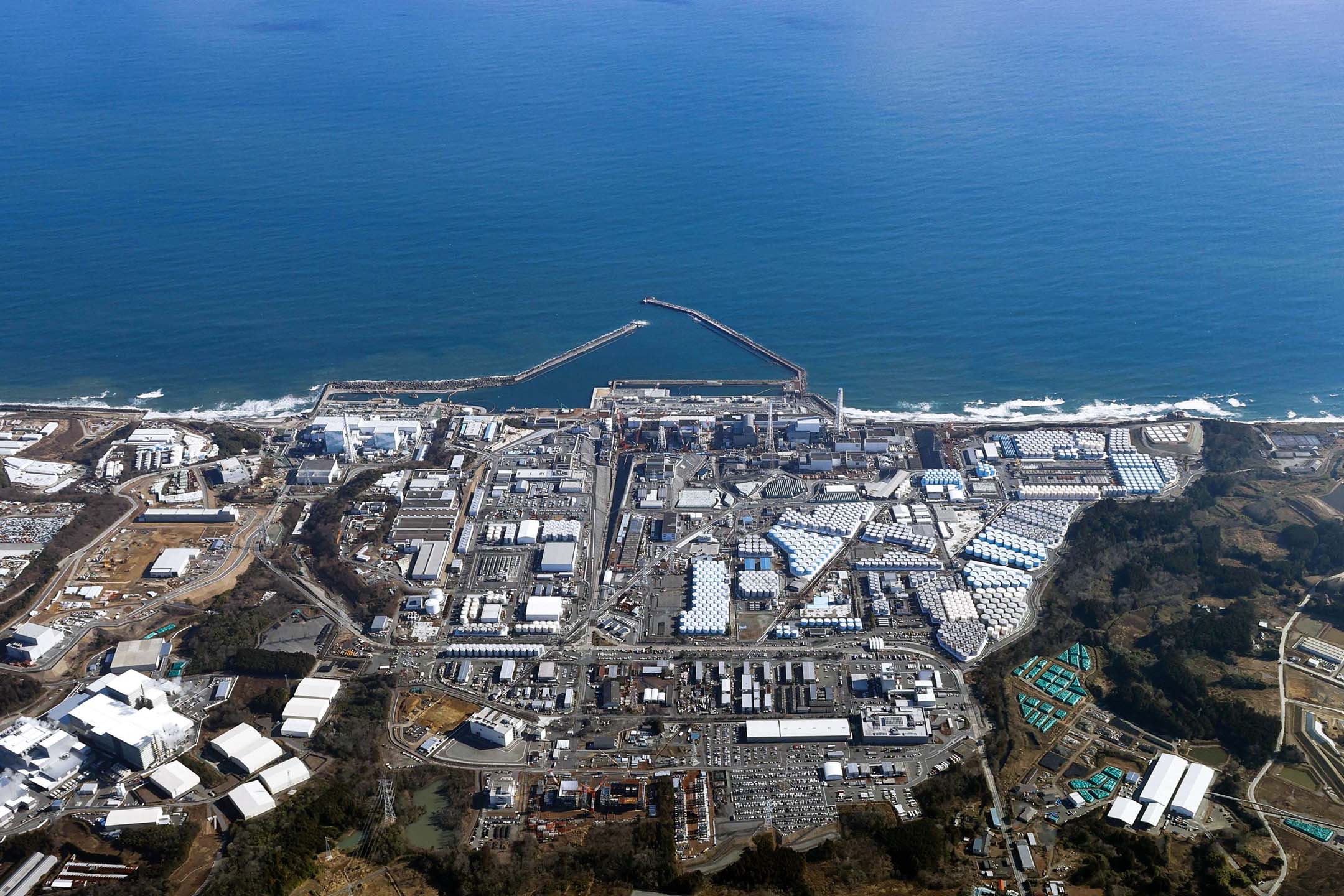 2023年8月22日，日本福岛县大熊町，遭受海啸破坏的福岛第一核电厂的处理水储槽。摄： Kyodo via Reuters/达志影像