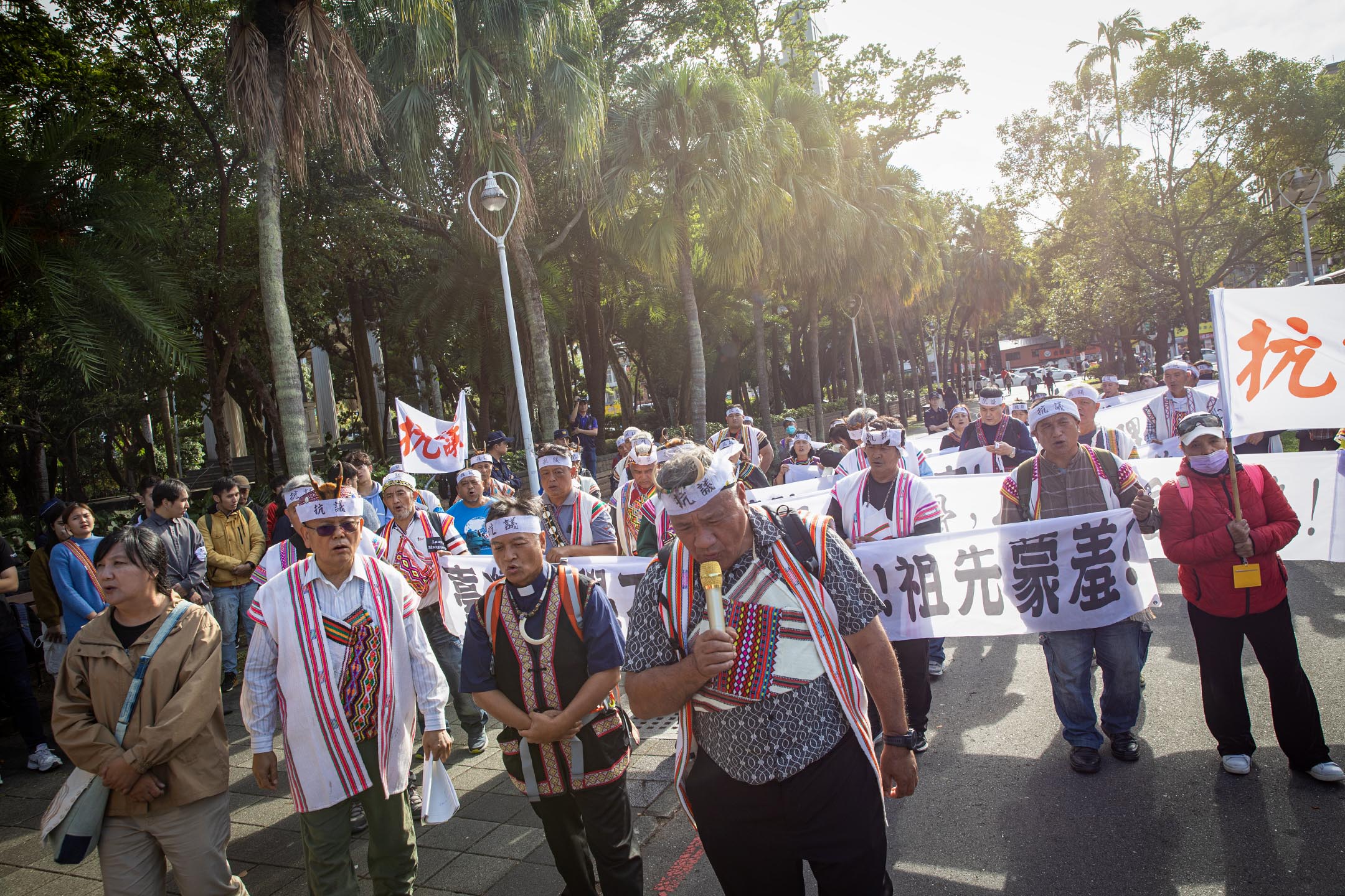 2023年11月15日，台北，馬遠部落的布農族人到國立臺灣大學外抗議。攝：陳焯輝/端傳媒