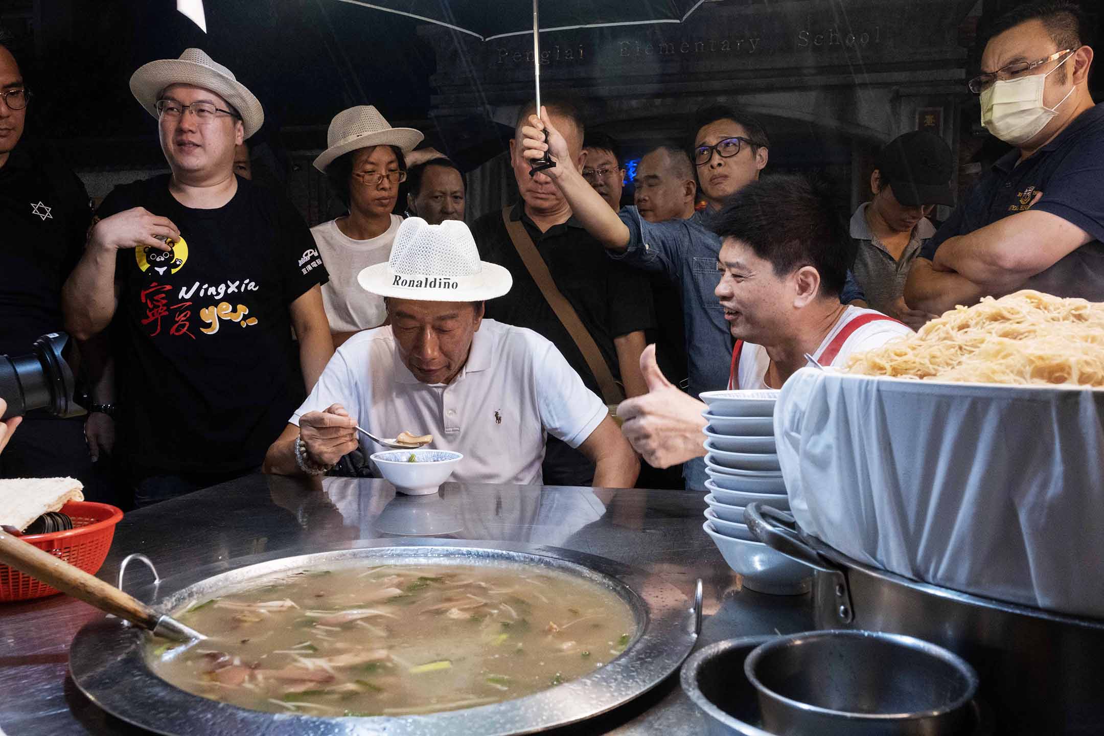 2023年9月6日，台北，郭台铭到宁夏夜市扫街。摄：陈焯辉/端传媒