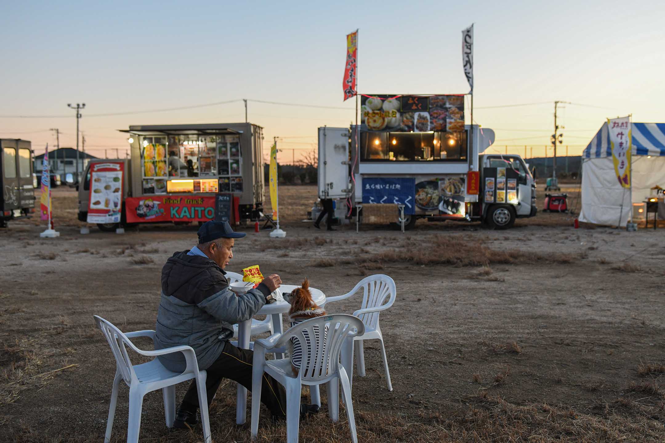 2022年12月23日，日本福岛，富冈初中的旧址现在摆满了餐车。摄：Noriko Hayashi/Bloomberg via Getty Images