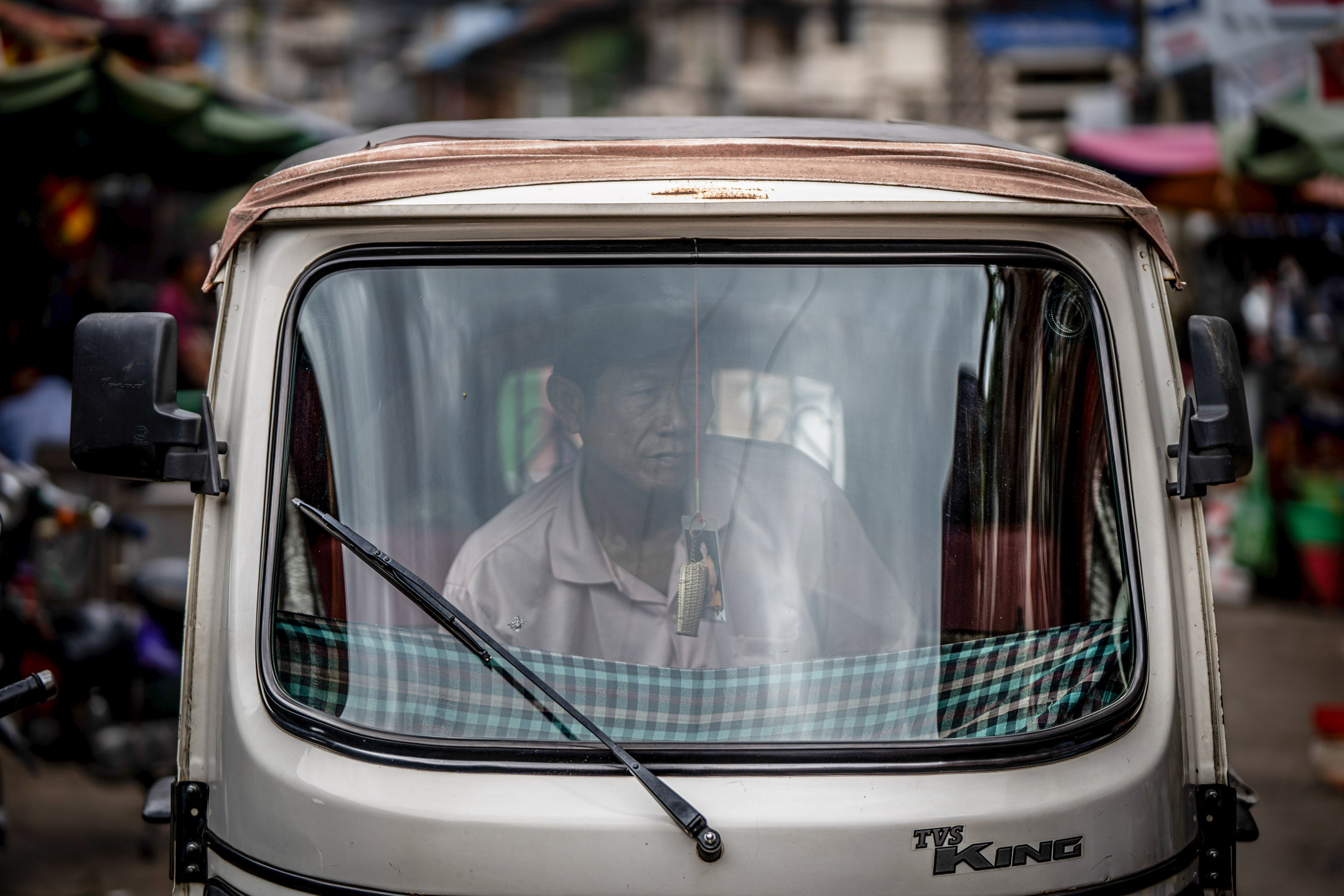 2023年7月22日，柬埔寨金边，一名嘟嘟车司机在菜市场。摄：Matt Hunt/SOPA Images/LightRocket via Getty Images