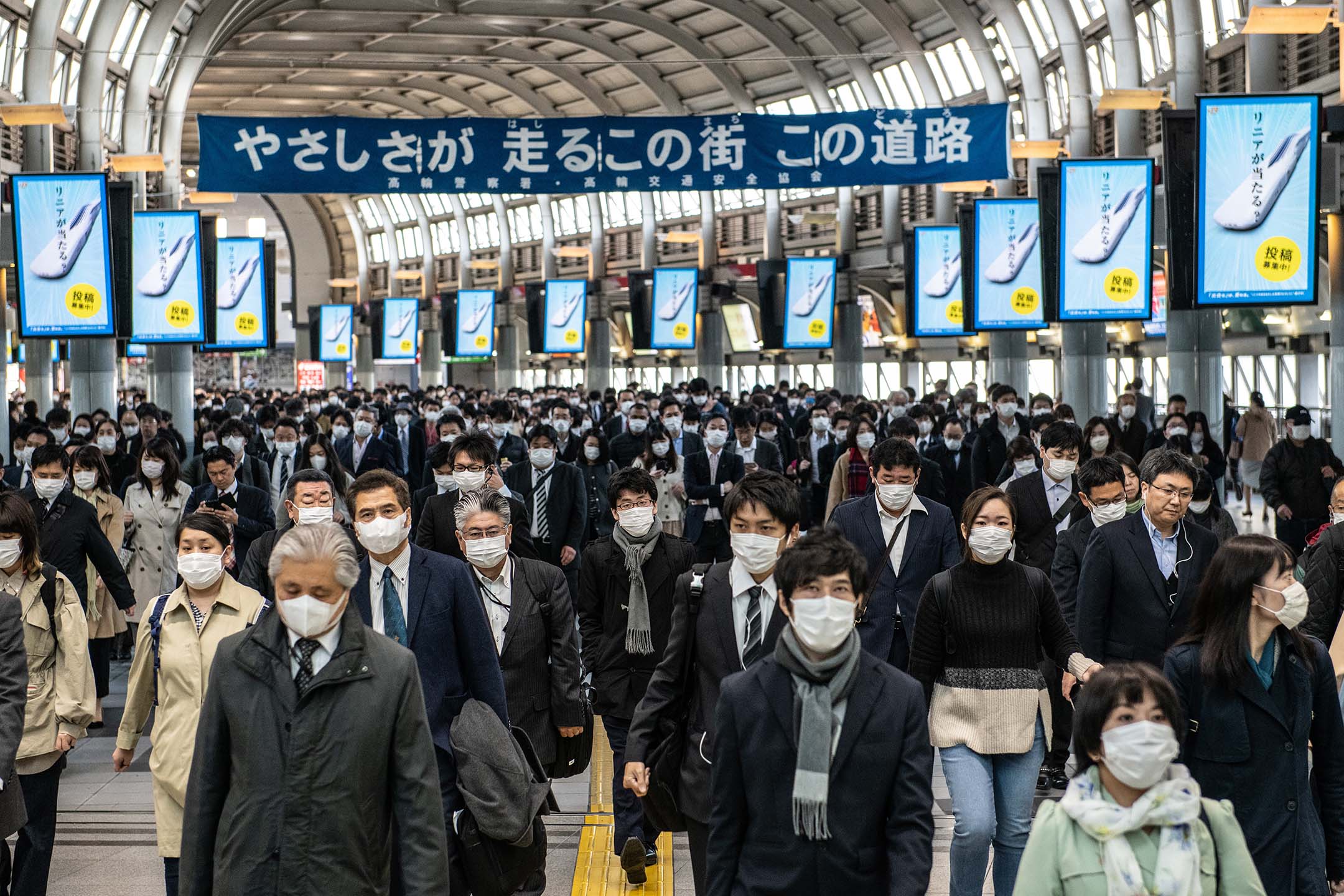 2020年4月8日，日本东京，市民戴着口罩在东京的品川火车站走路。摄：Carl Court/Getty Images