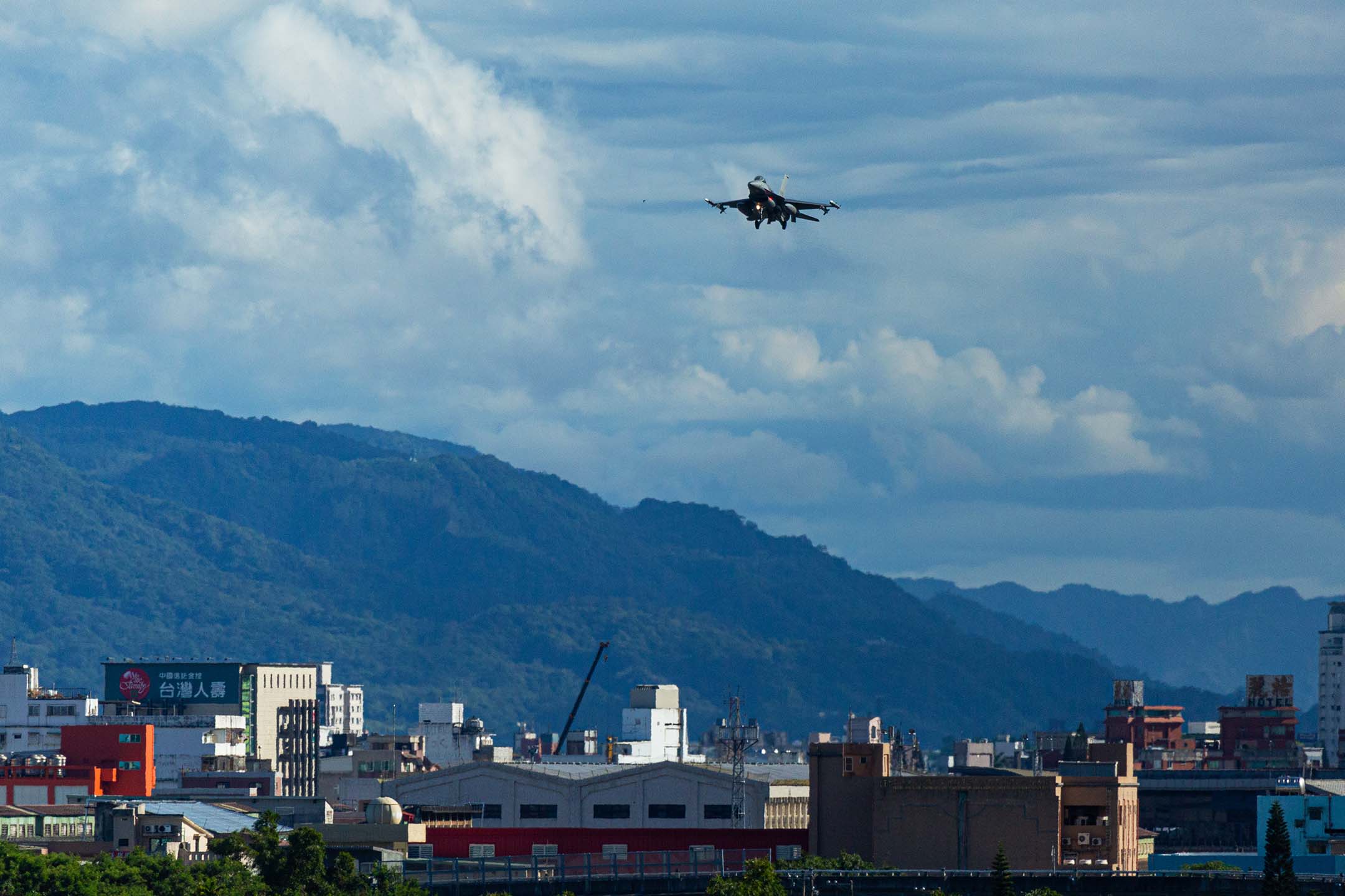 2022年8月6日，花莲，一架 F-16 战隼战斗机在空军基地降落。摄：Annabelle Chih/Getty Images