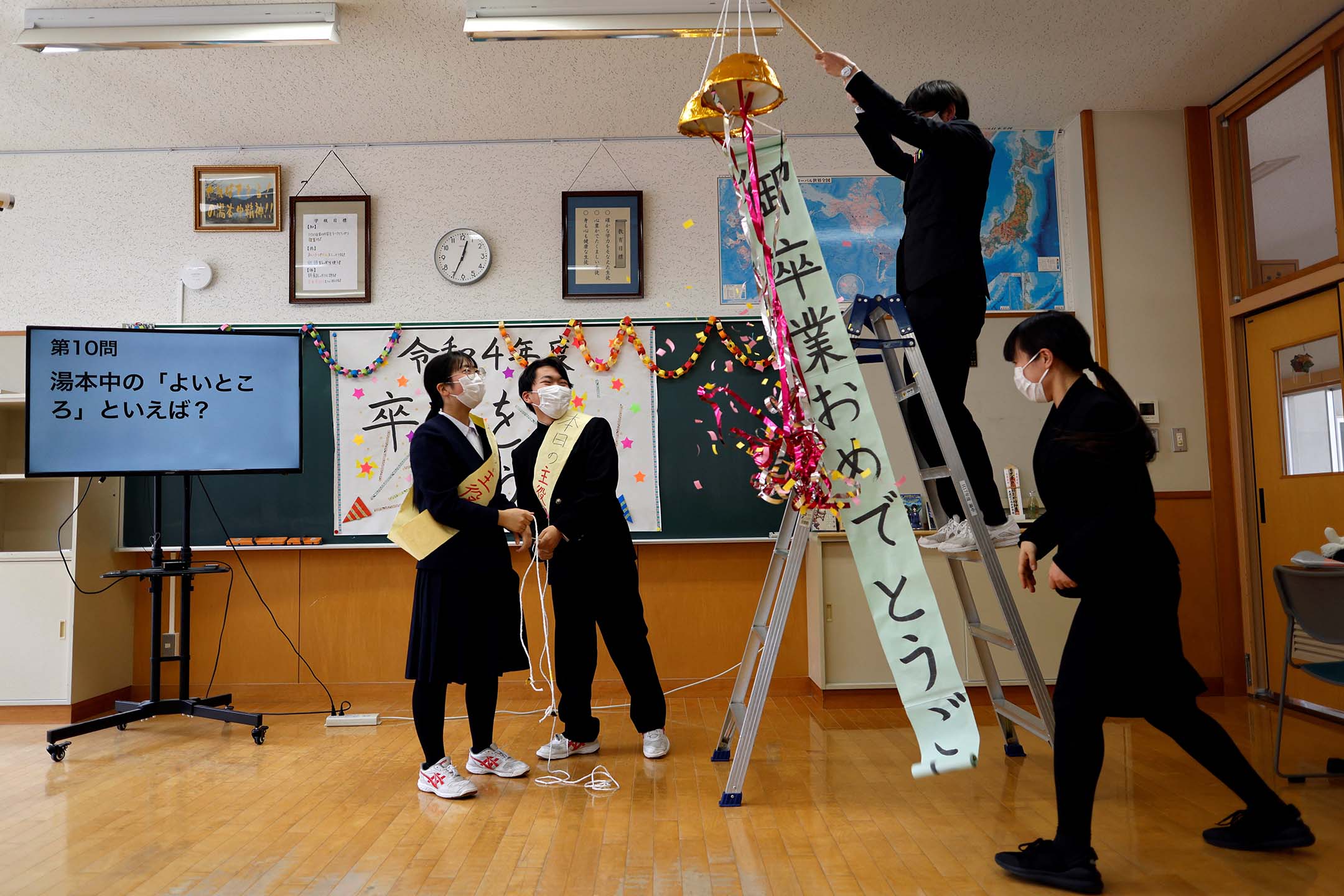  2023年3月9日，日本福島，湯本初中僅有的兩名學生以及他們的老師在福島縣天榮村的學校參加學生畢業典禮。攝：Issei Kato/Reuters/達志影像