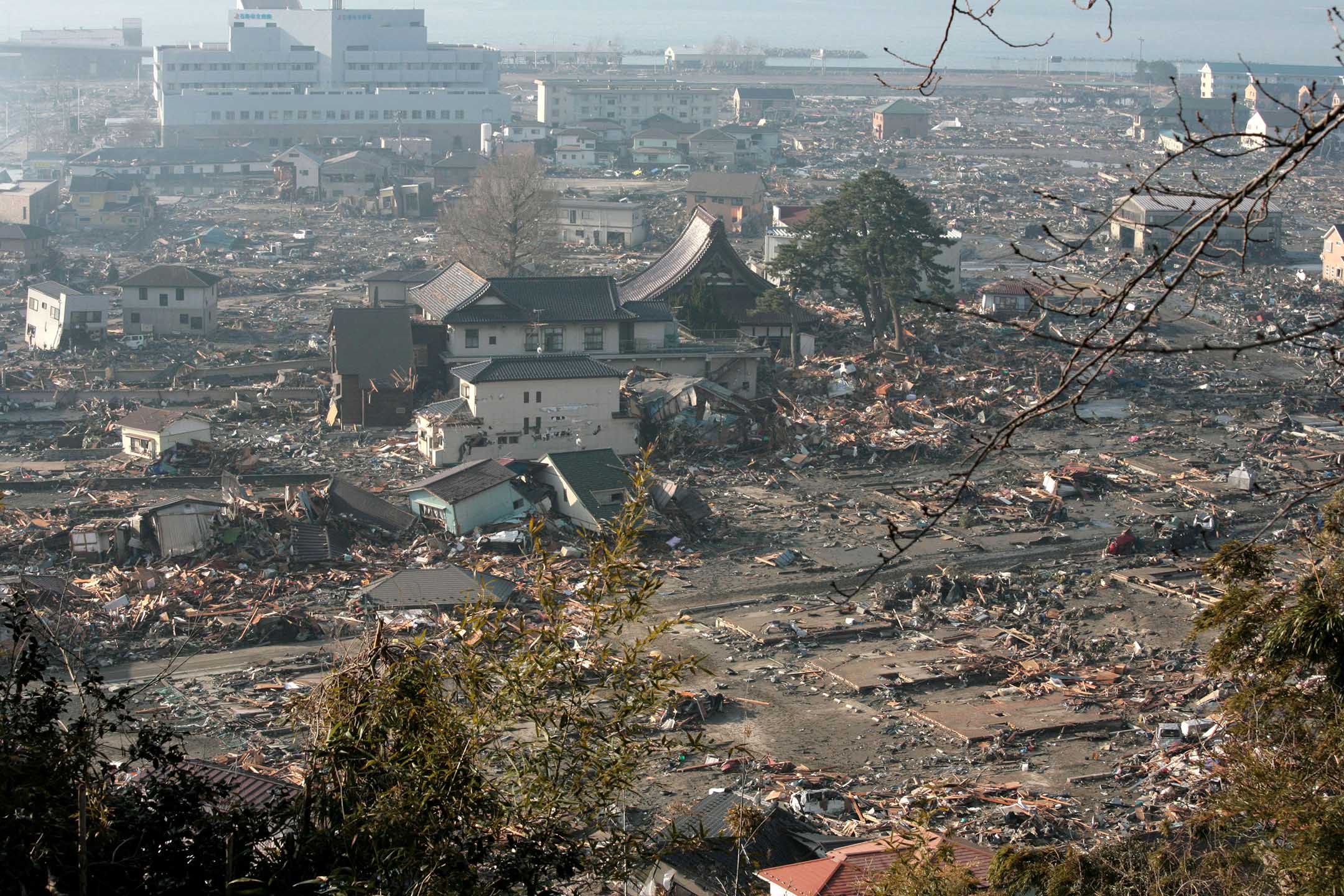 2011年3月14日，311大地震过后，城市剩下一片废墟。摄：Toshiharu Kato/Japanese Red Cross/IFRC via Getty Images