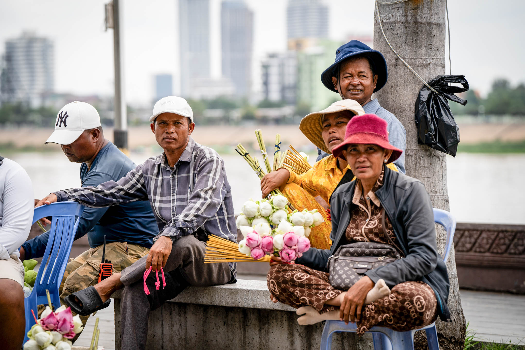 2023年7月22日，柬埔寨金边，供应商在市场上贩售莲花。摄：Matt Hunt/SOPA Images/LightRocket via Getty Images