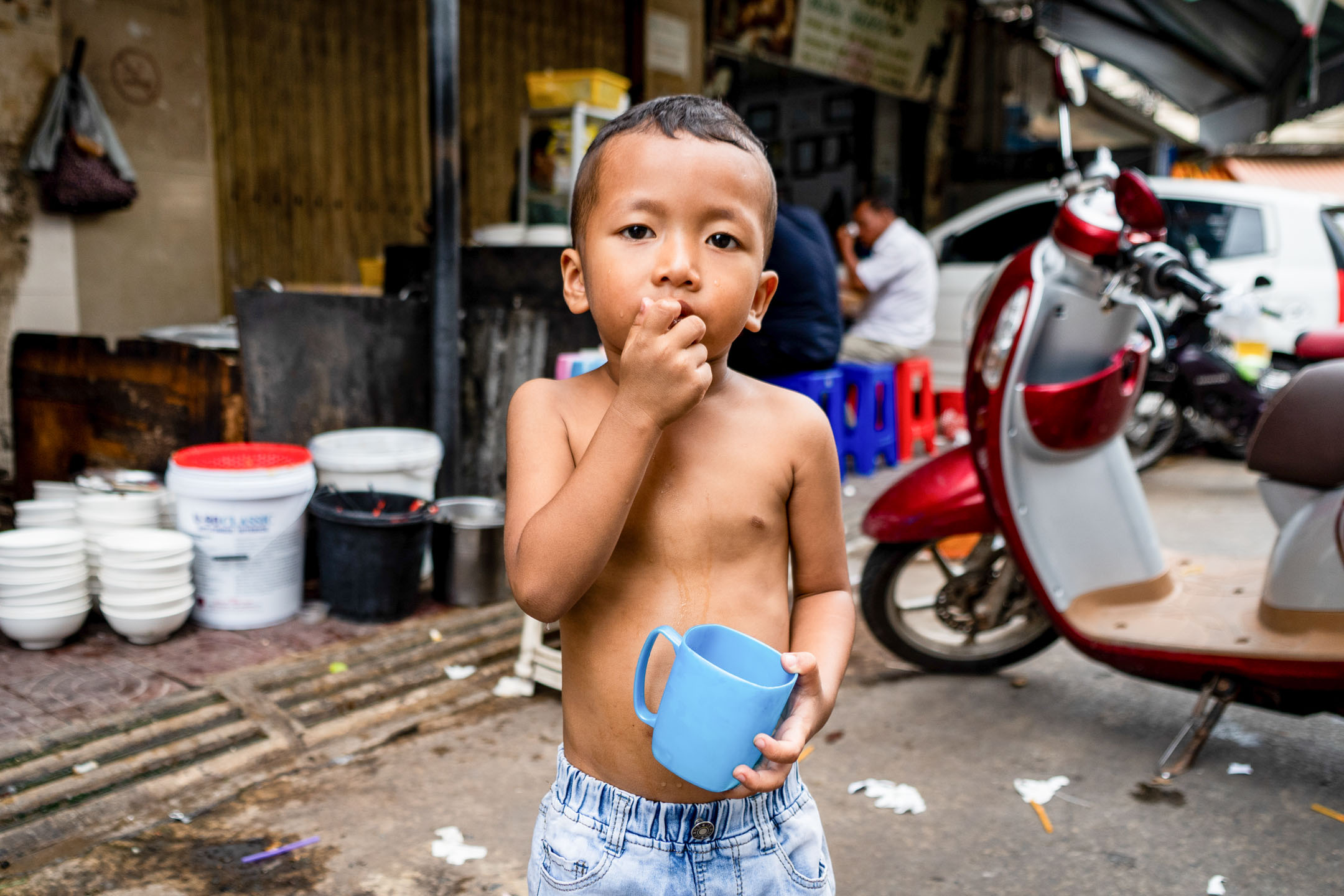 2023年6月6日，柬埔寨金边，一名男孩在当地市场。摄：Matt Hunt/Anadolu Agency via Getty Images