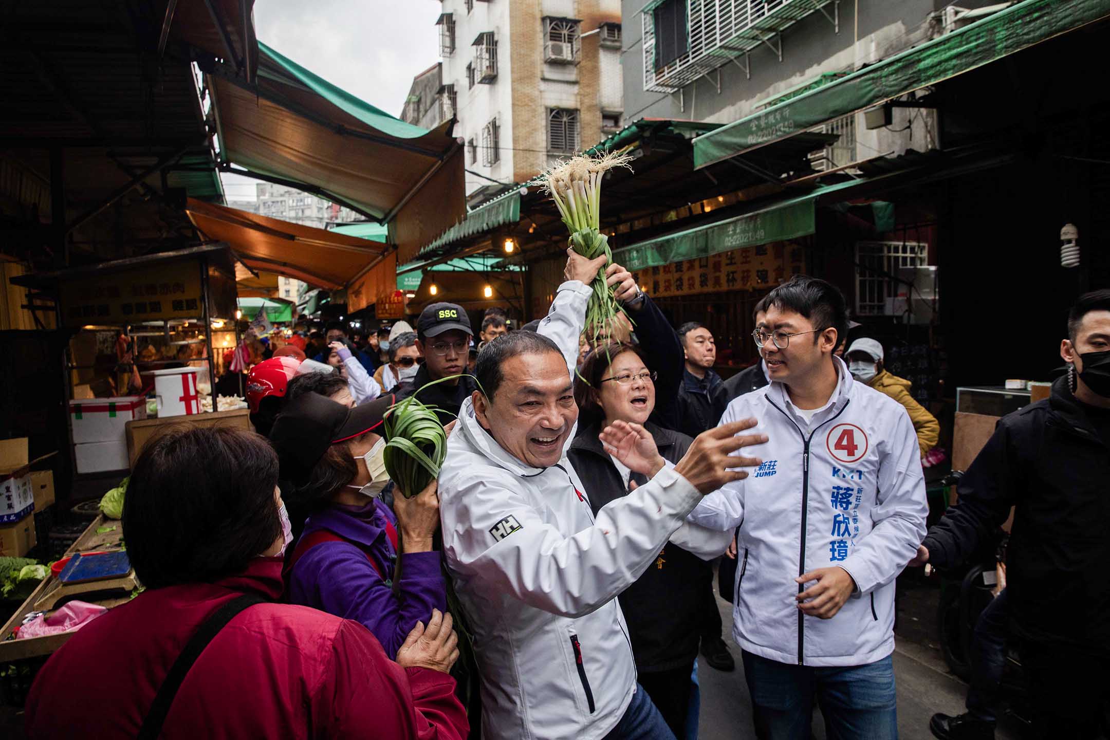 2023年12月21日，新北市，國民黨總統候選人侯友宜掃街拜票。攝：陳焯煇/端傳媒