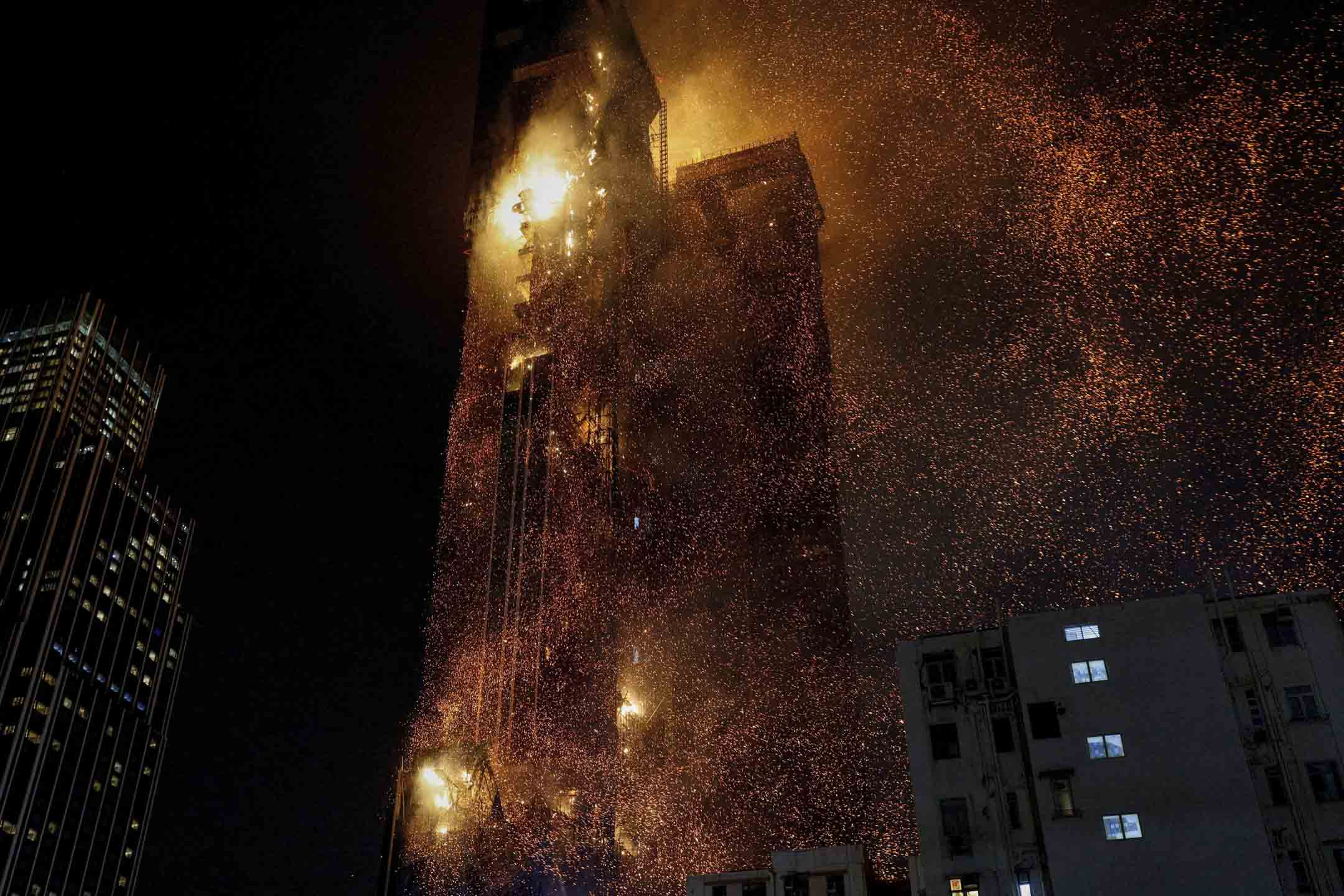 2023年3月3日，香港尖沙咀，一座施工中的大廈著火。攝：Tyrone Siu/Reuters/達志影像