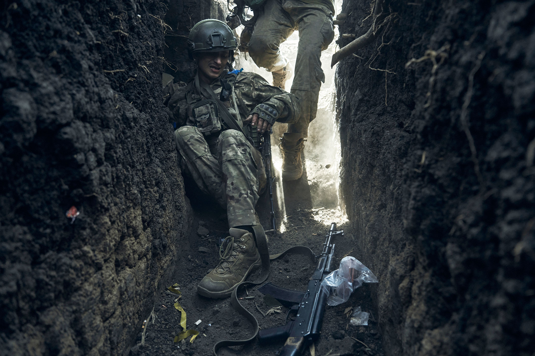 2023年9月4日，乌克兰士兵在付军砲击下跳入战壕。摄：Libkos/AP/达志影像