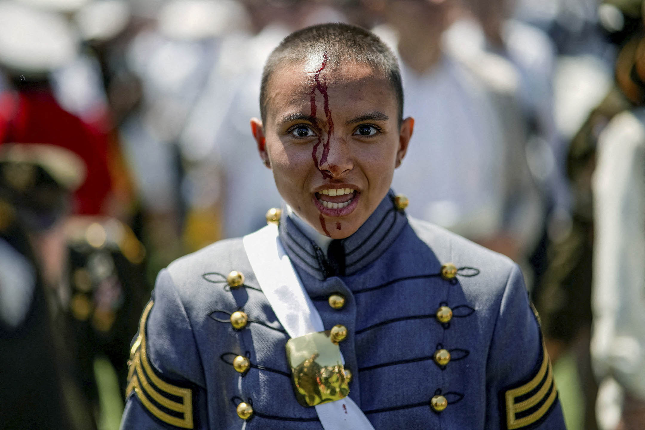 2023年5月27日，美國紐約西點軍校，美國軍事學院2023年畢業典禮結束時，一名畢業學員被拋向空中的帽子擊中流血。 攝：Eduardo Munoz/Reuters/達志影像