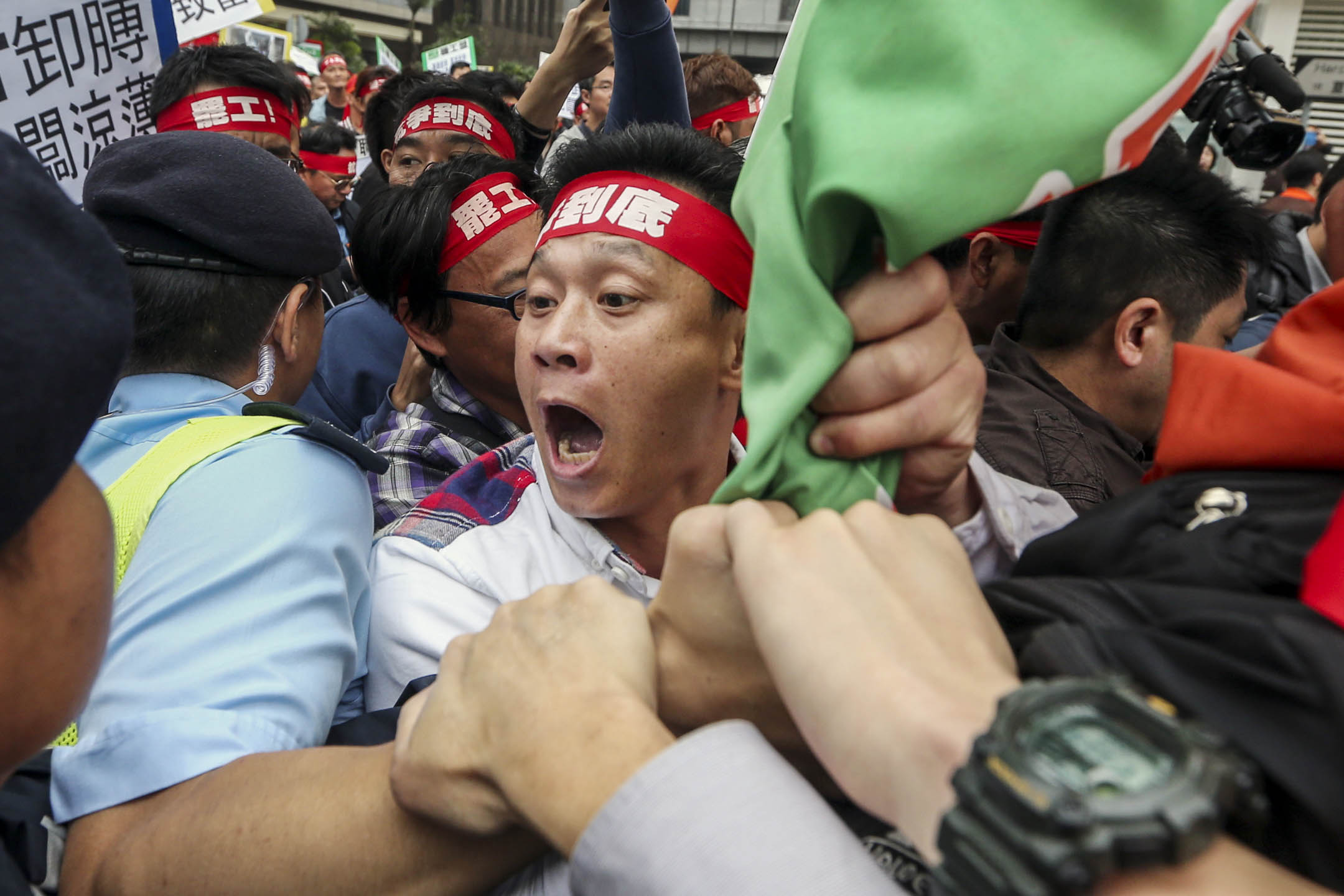 2013年4月22日，码头工人从中环长江中心游行至政府总部，要求见劳工及福利局局长张建宗。摄：Sam Tsang/South China Morning Post via Getty Images