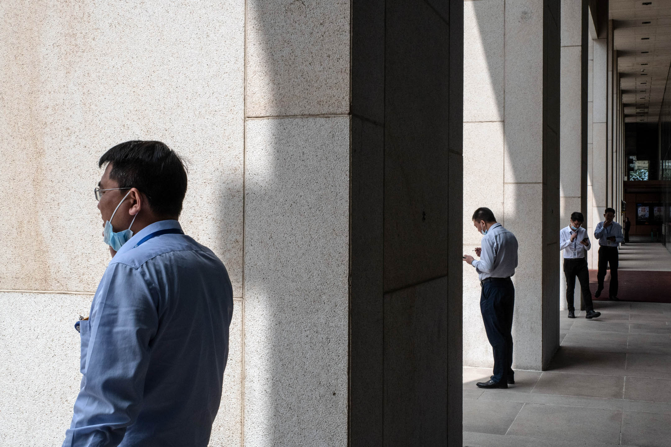 2022年6月7日，中国北京，男士在办公大楼外抽烟休息。摄：Bloomberg