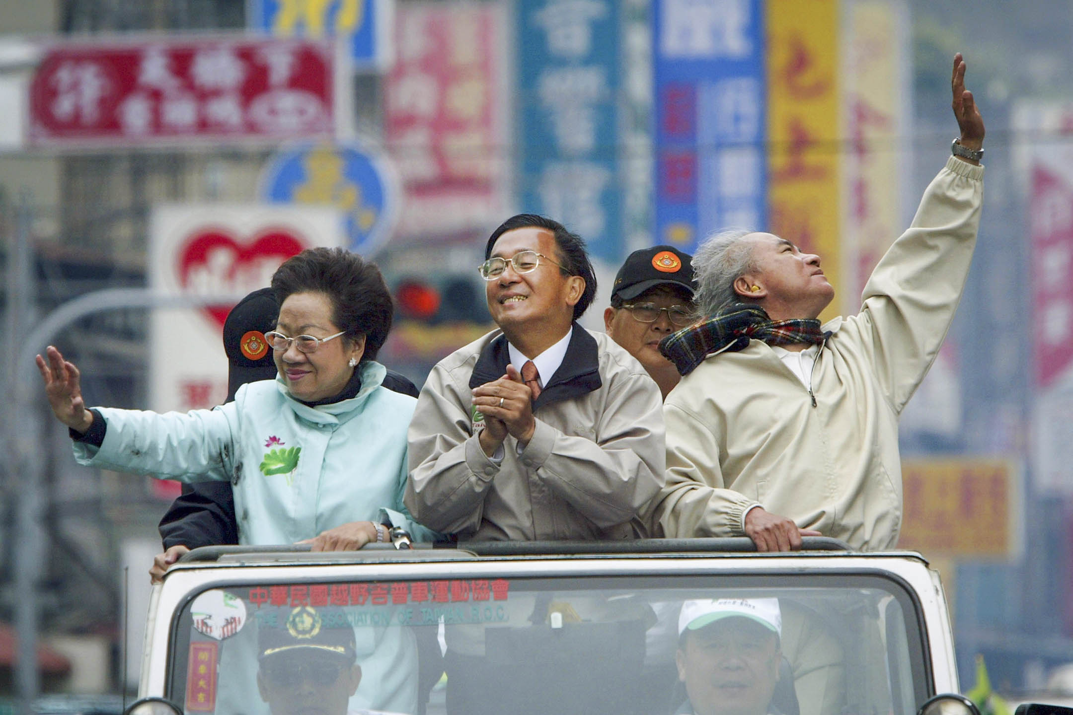 2004年3月18日，台北，台灣總統陳水扁（左）在競選車隊上與副總統呂秀蓮一起向支持者揮手致意。攝：Paula Bronstein/Getty Images