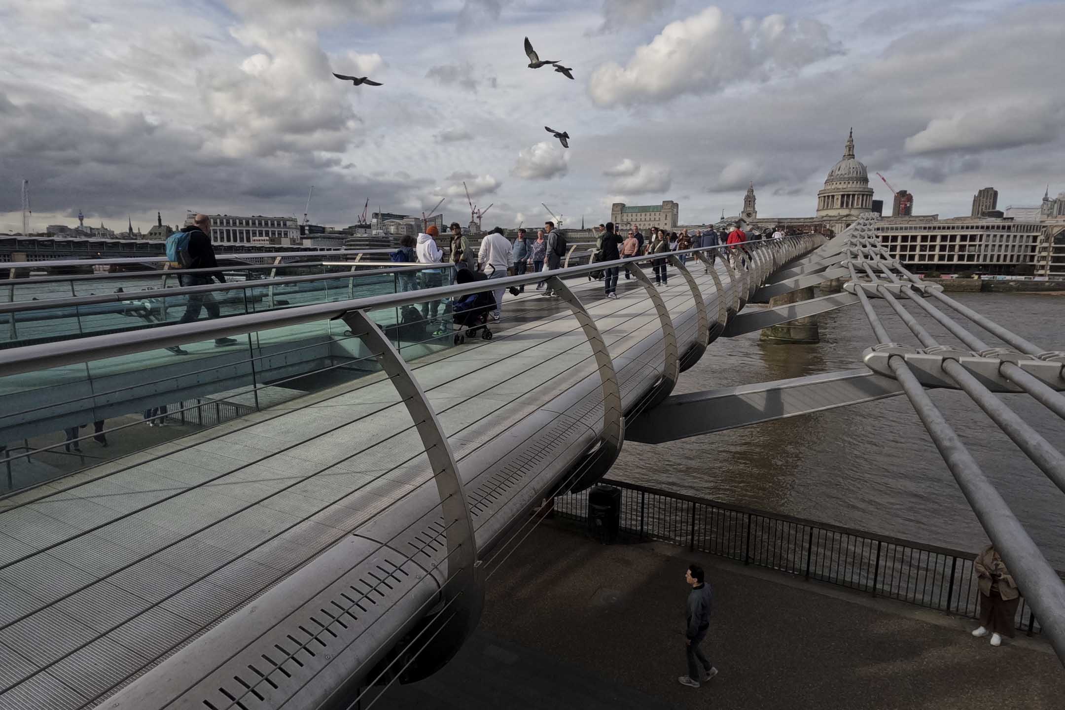 2023年10月5日，英国伦敦公众步行穿越千禧桥。摄：Leon Neal/Getty Images