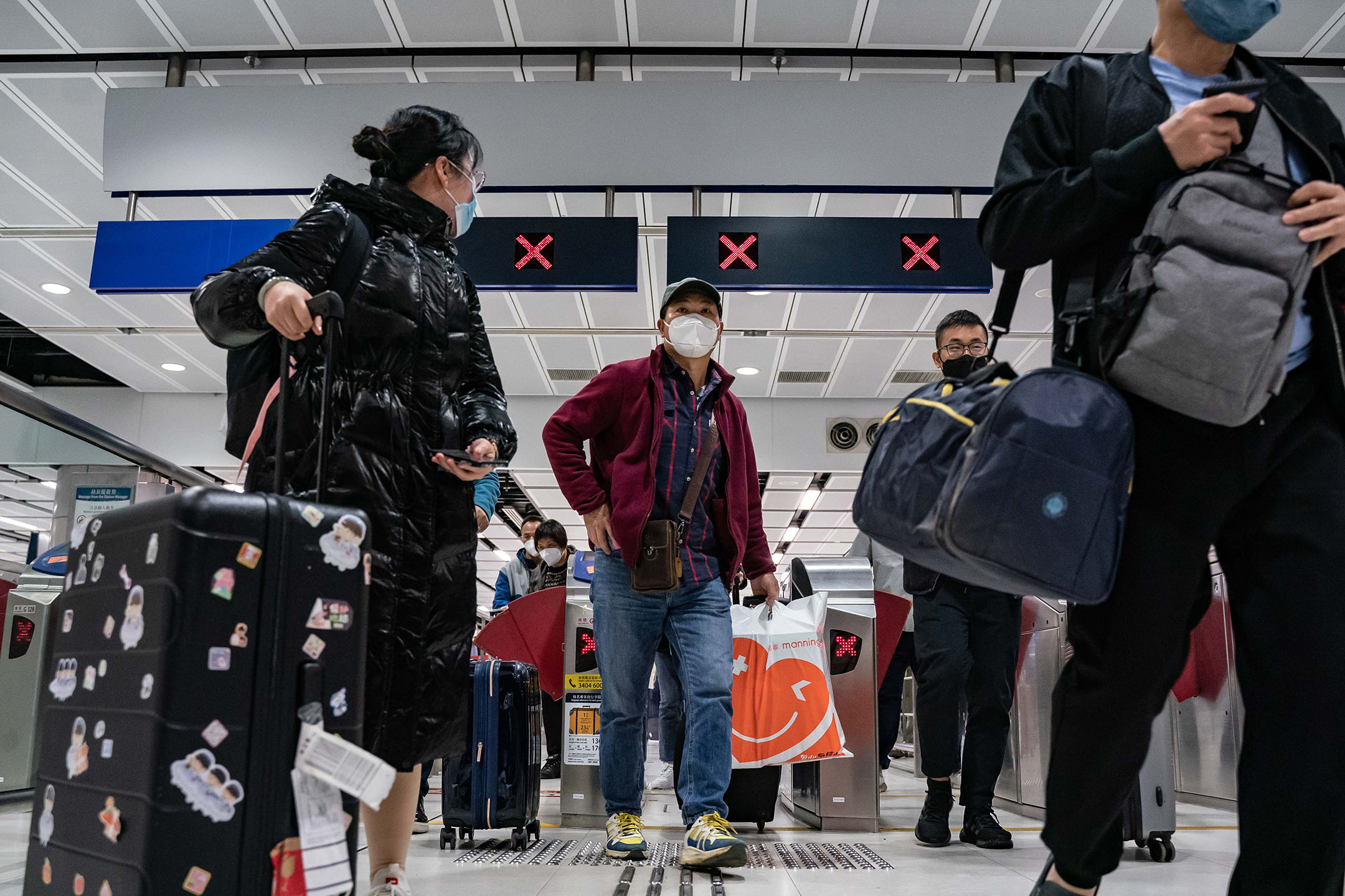 2023年1月8日，旅客在香港落马洲边境检查站。 摄：Anthony Kwan/Getty Images