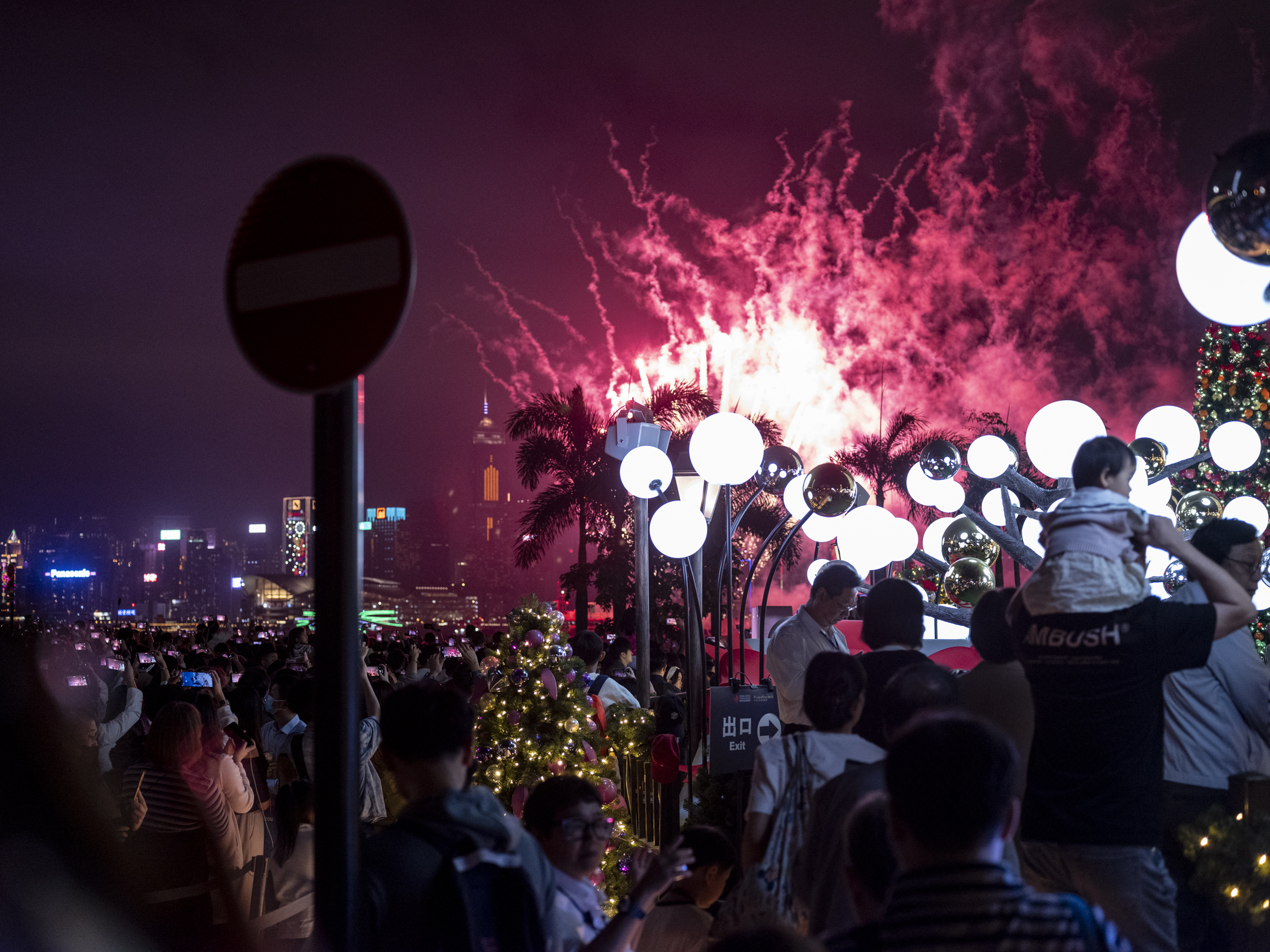 2023年12月9日，旅发局晚上8时在西九文化区的艺术公园海滨长廊举行水上烟火表演，大批市民在海傍观赏。 摄：林振东/端传媒