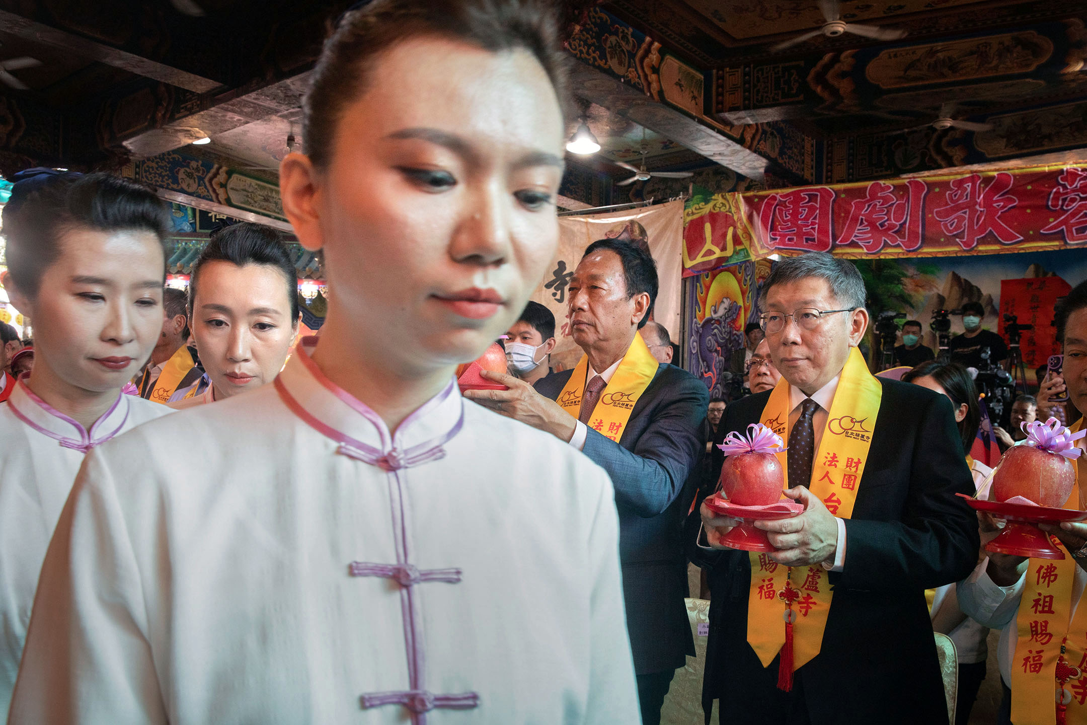 2023年11月2日，台北葫芦寺，民众党总统参选人柯文哲与鸿海集团创办人郭台铭于庙内参拜。摄：陈焯煇/端传媒