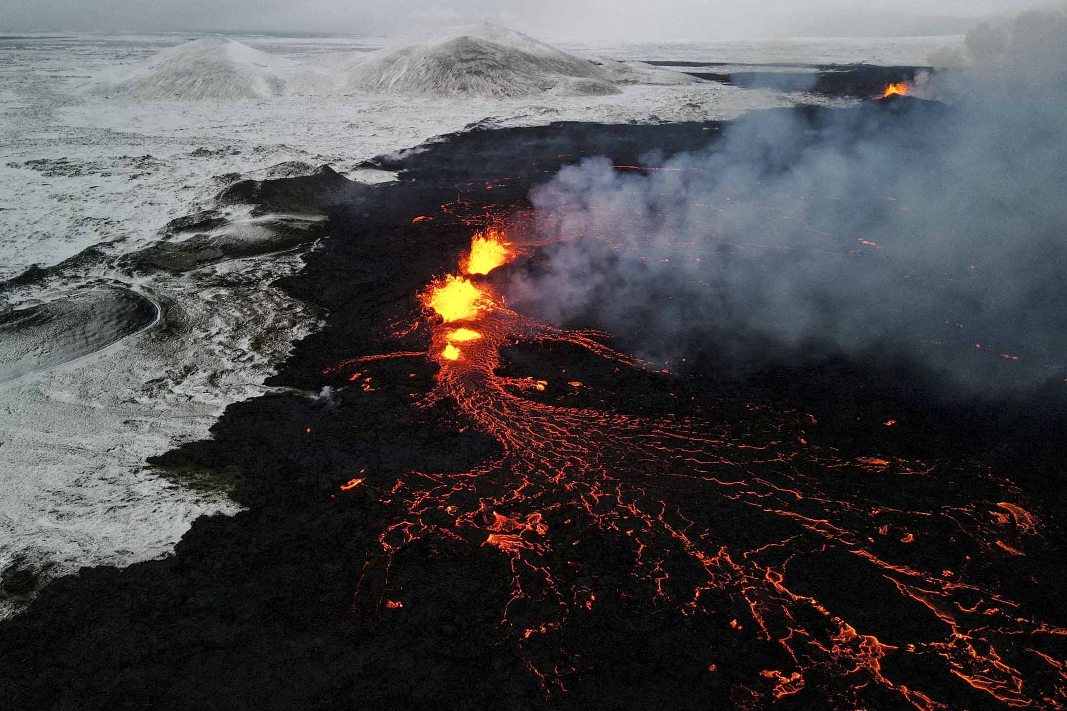 2023年12月19日，冰島格林達維克北部火山爆發地點噴出的熔岩。攝：Sigurdur Davidsson/Reuters/達志影像