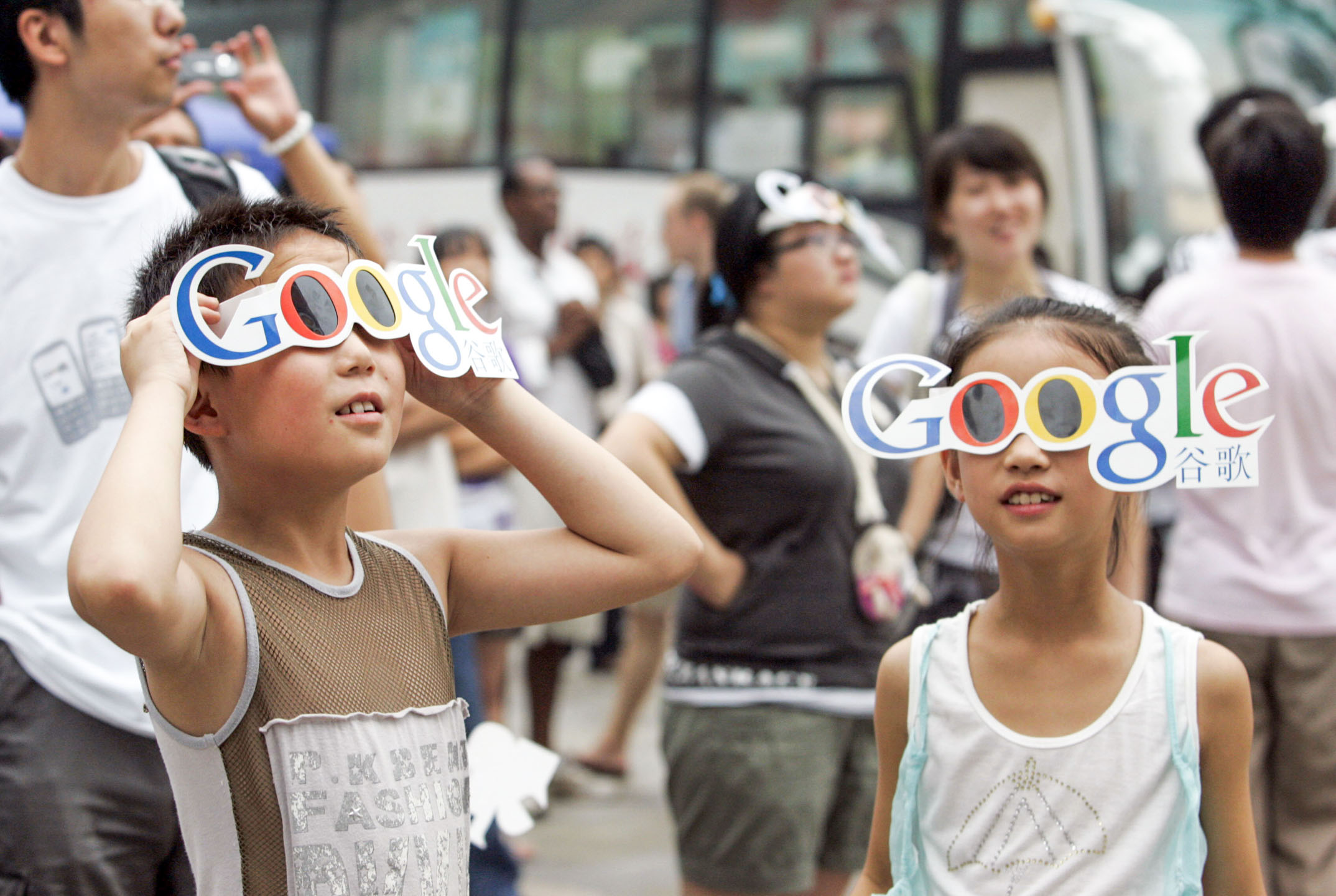 2009年7月22日，中国北京，孩子们戴着谷歌（Google）护目镜观察日全食。摄：Bao Fan/Visual China Group via Getty Images