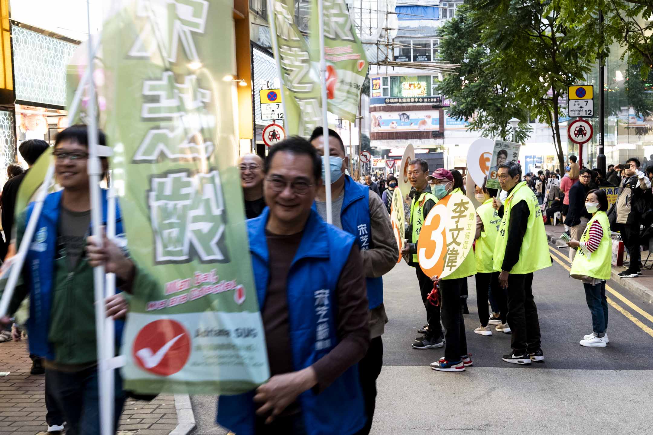 2023年12月2日，铜锣湾街头有两名参选区议会的团队进行拉票。摄：林振东/端传媒