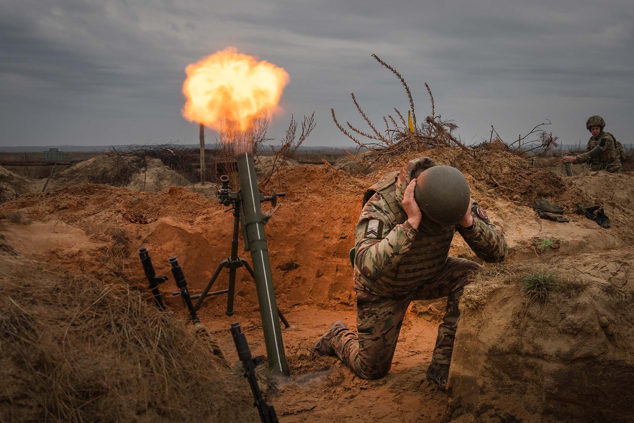 2023年11月8日，乌克兰士兵正在进行军事训练。摄：Efrem Lukatsky/AP/达志影像