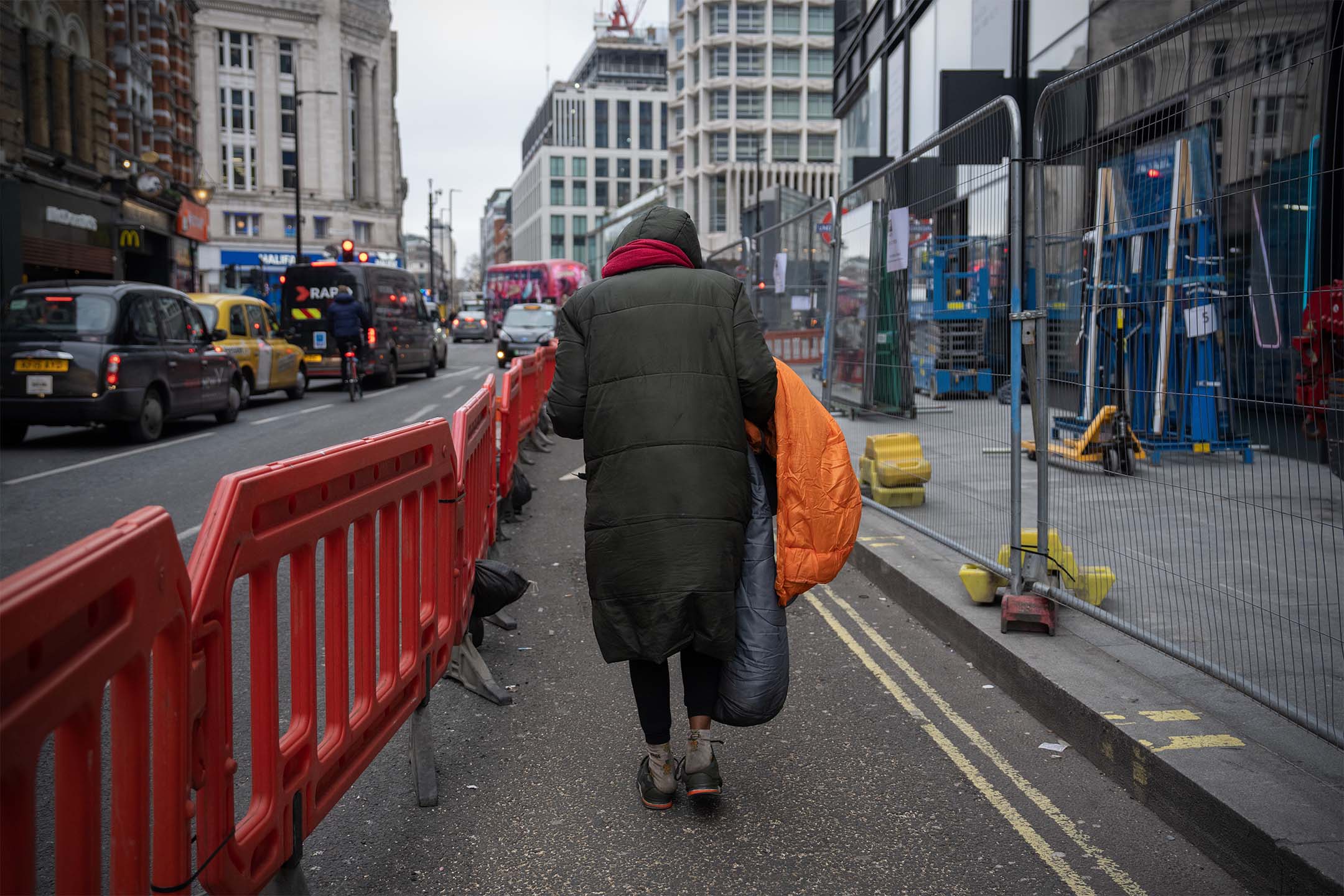 2023年1月24日，英国伦敦，一名无家妇女在街道上行走。摄：Carl Court/Getty Images