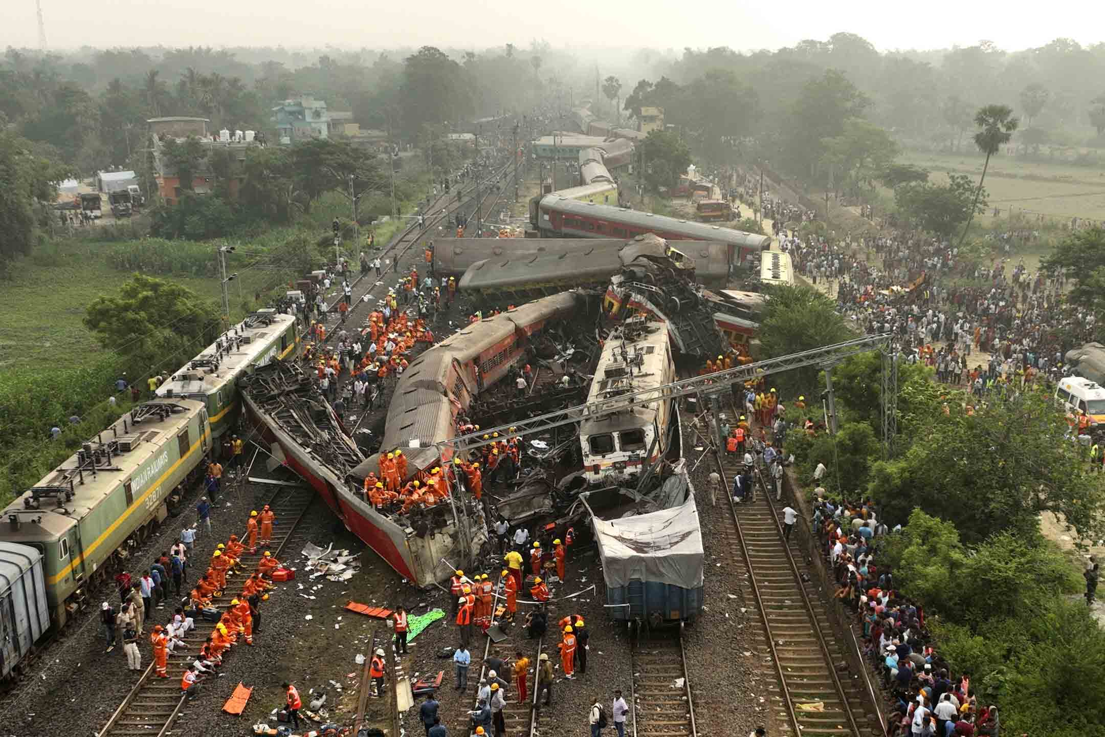 2023年6月3日，印度東部奧裡薩邦，客運列車事故現場。攝：Arabinda Mahapatra/AP/達志影像