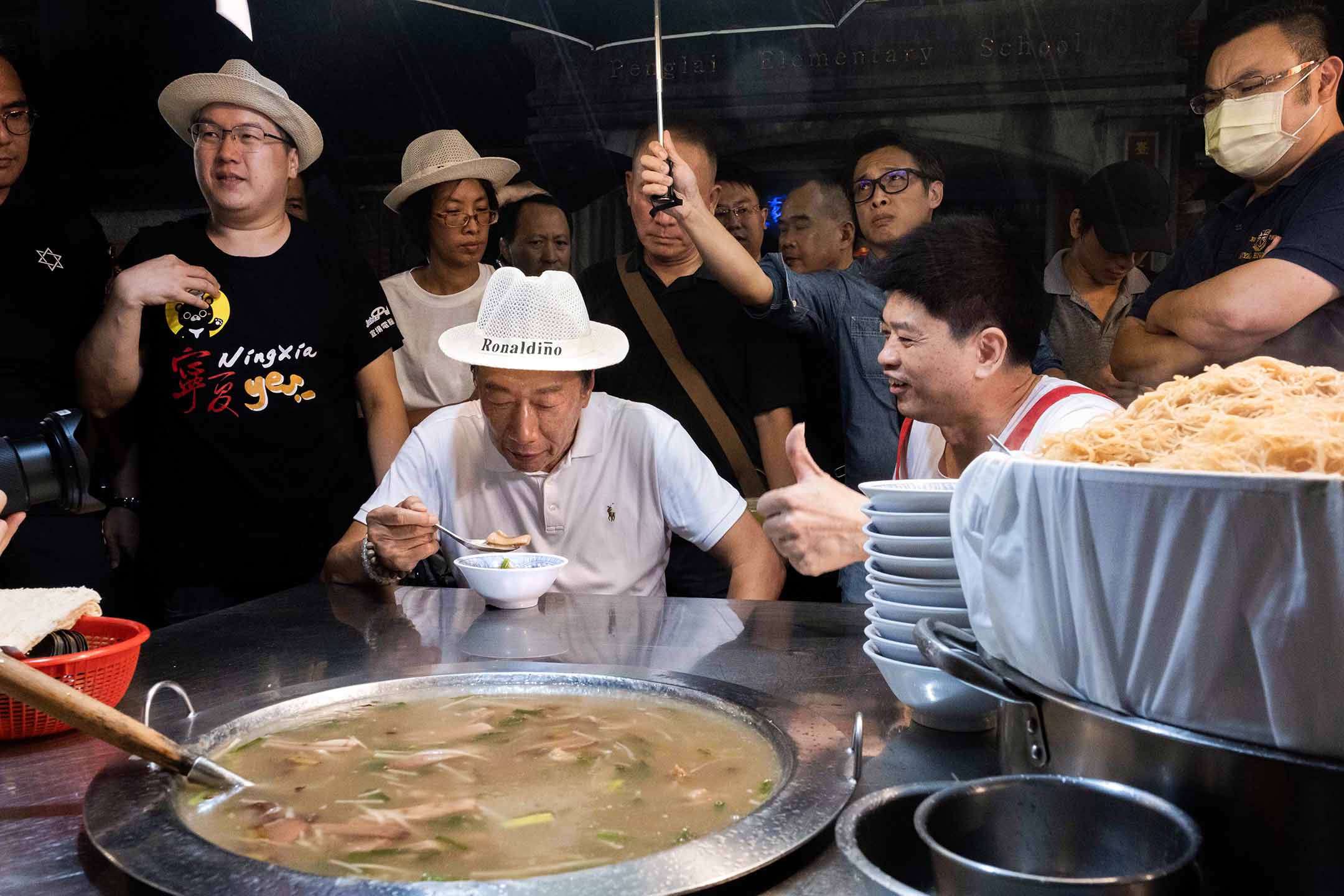 2023年9月5日，台北， 鴻海創辦人郭台銘在夜市與市民和攤販互動交流。攝：陳焯煇/端傳媒