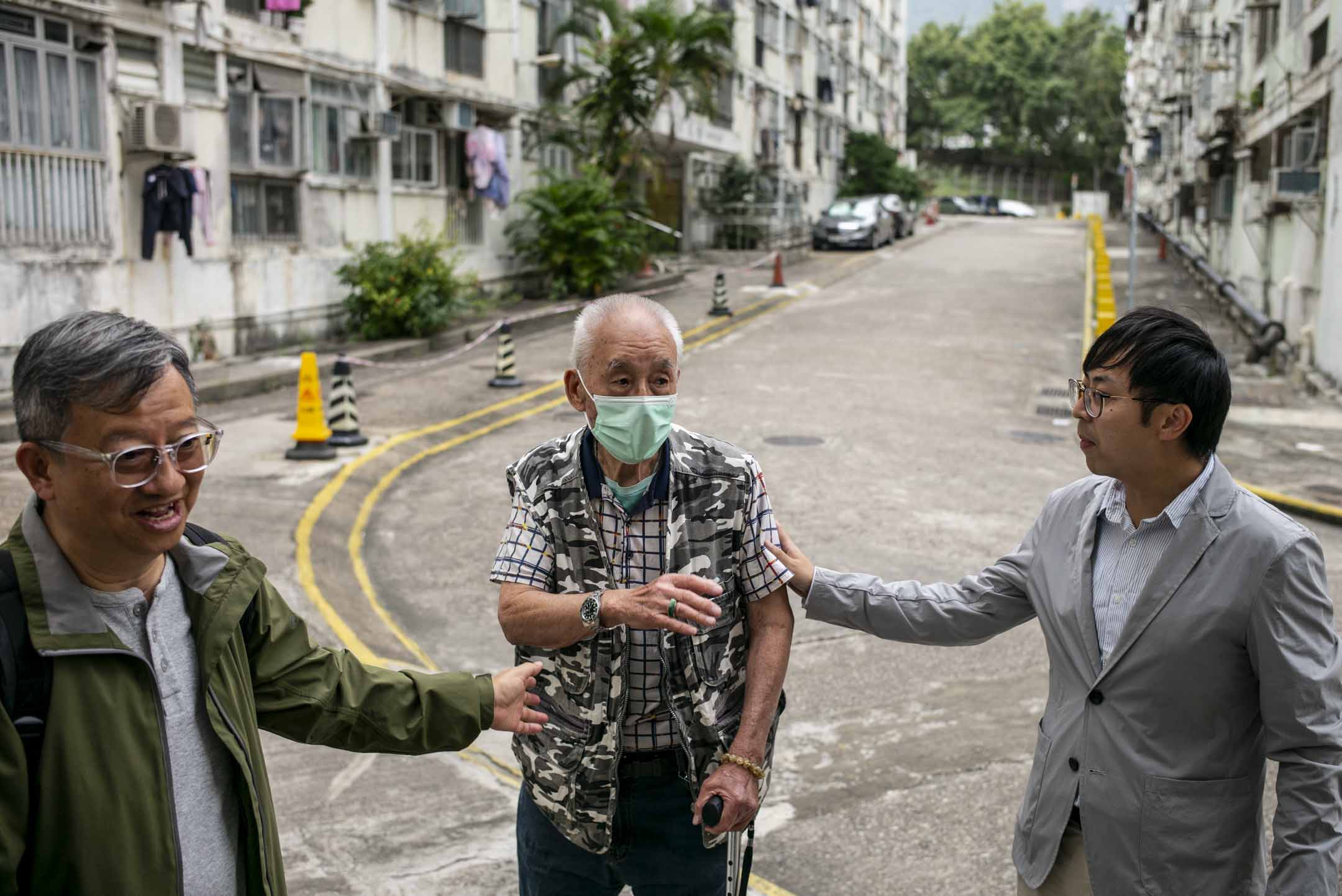 前深水埗区议员谭国侨与郭伟诚在大坑西邨与居民交谈。摄：林振东/端传媒