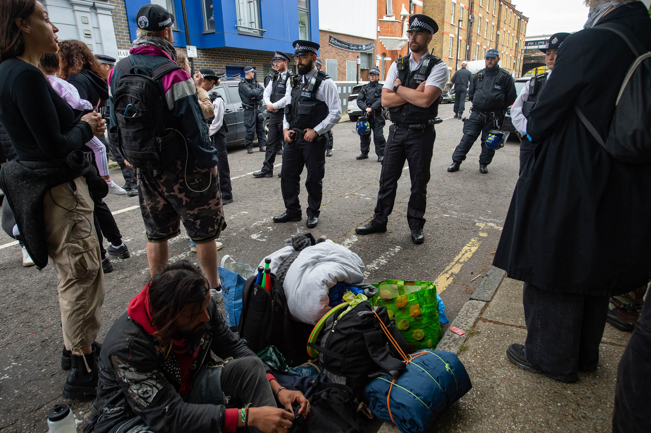 2023年6月1日，英国伦敦，警方在驱逐无家者的收容所。摄：Guy Smallman/Getty Images