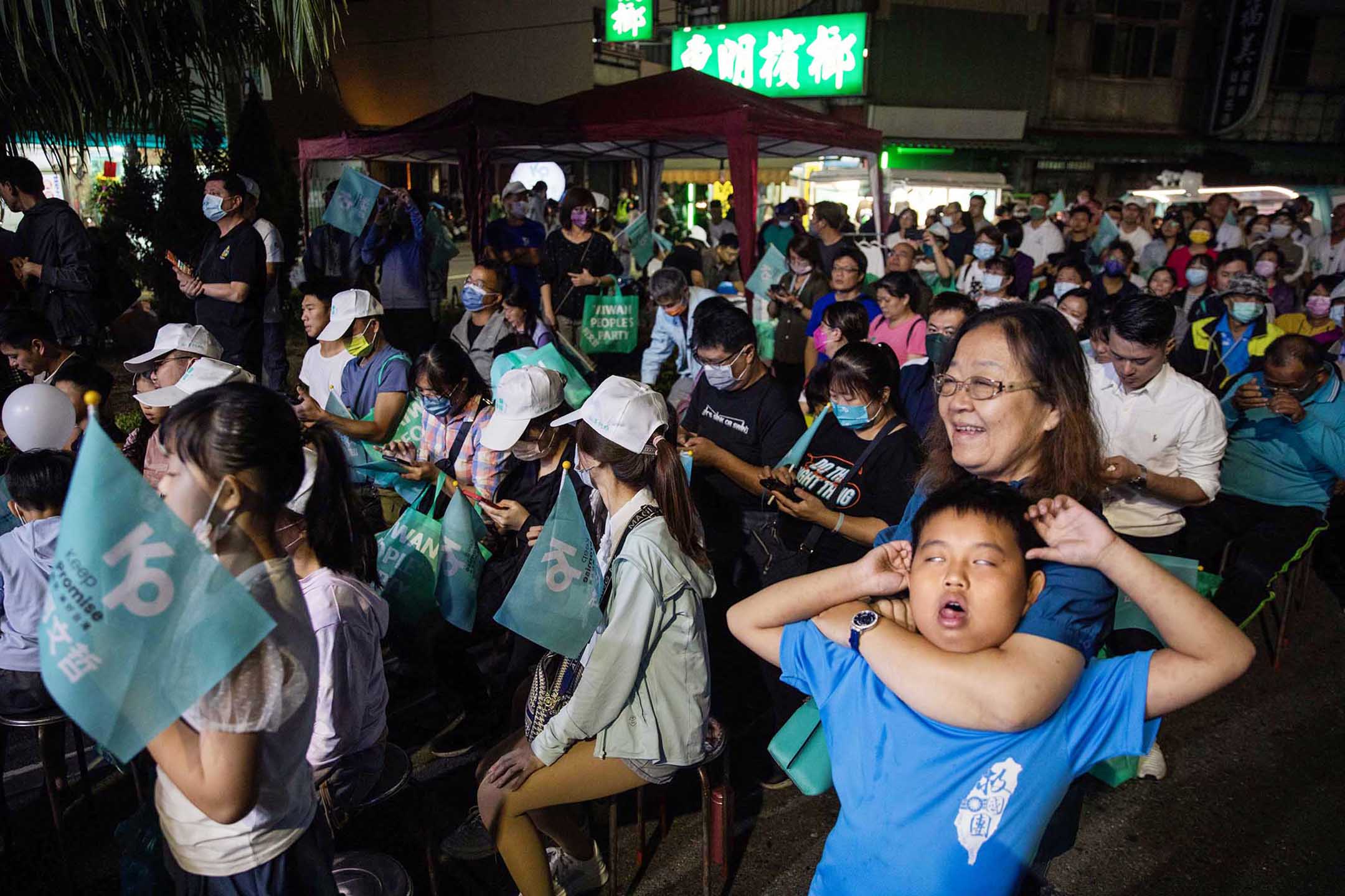 2023年11月12日，彰化，民眾黨的支持者在造勢大會內。攝：陳焯煇/端傳媒