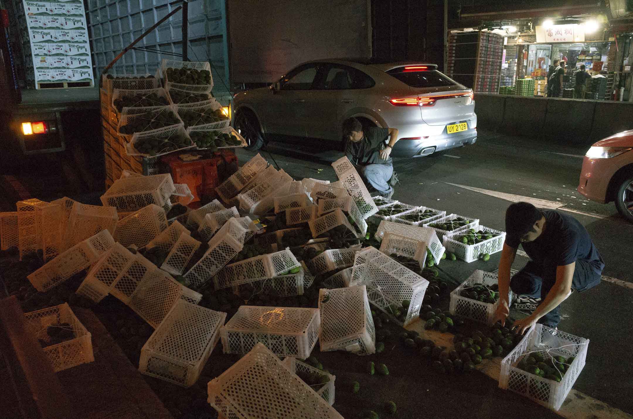 油麻地，倾倒在地上的货品。