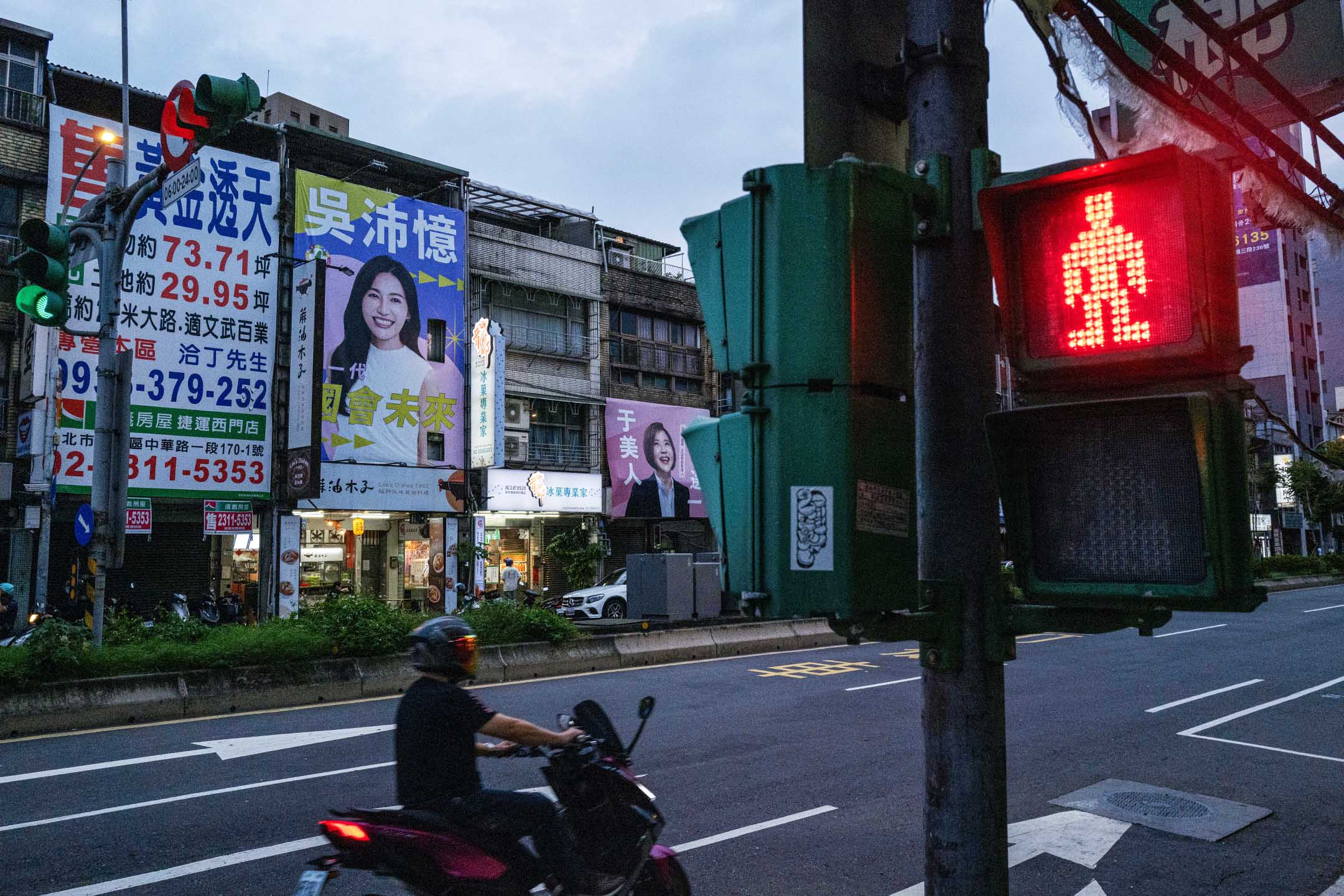 2023年10月20日，台北，两名候选人的海报。摄：陈焯辉/端传媒