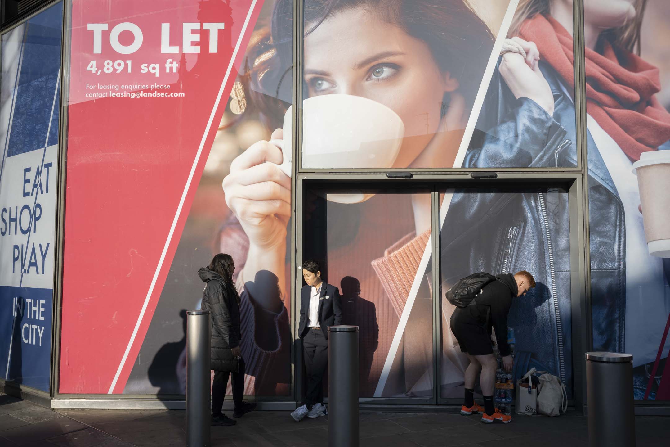 2023年3月2日，英国伦敦金融区的路人和新零商店。摄：Richard Baker / In Pictures via Getty Images