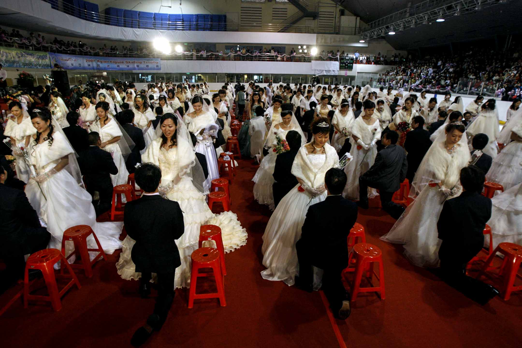 台北一场集体婚礼上，新郎跪在新娘面前。摄：Nicky Loh/Reuters/达志影像