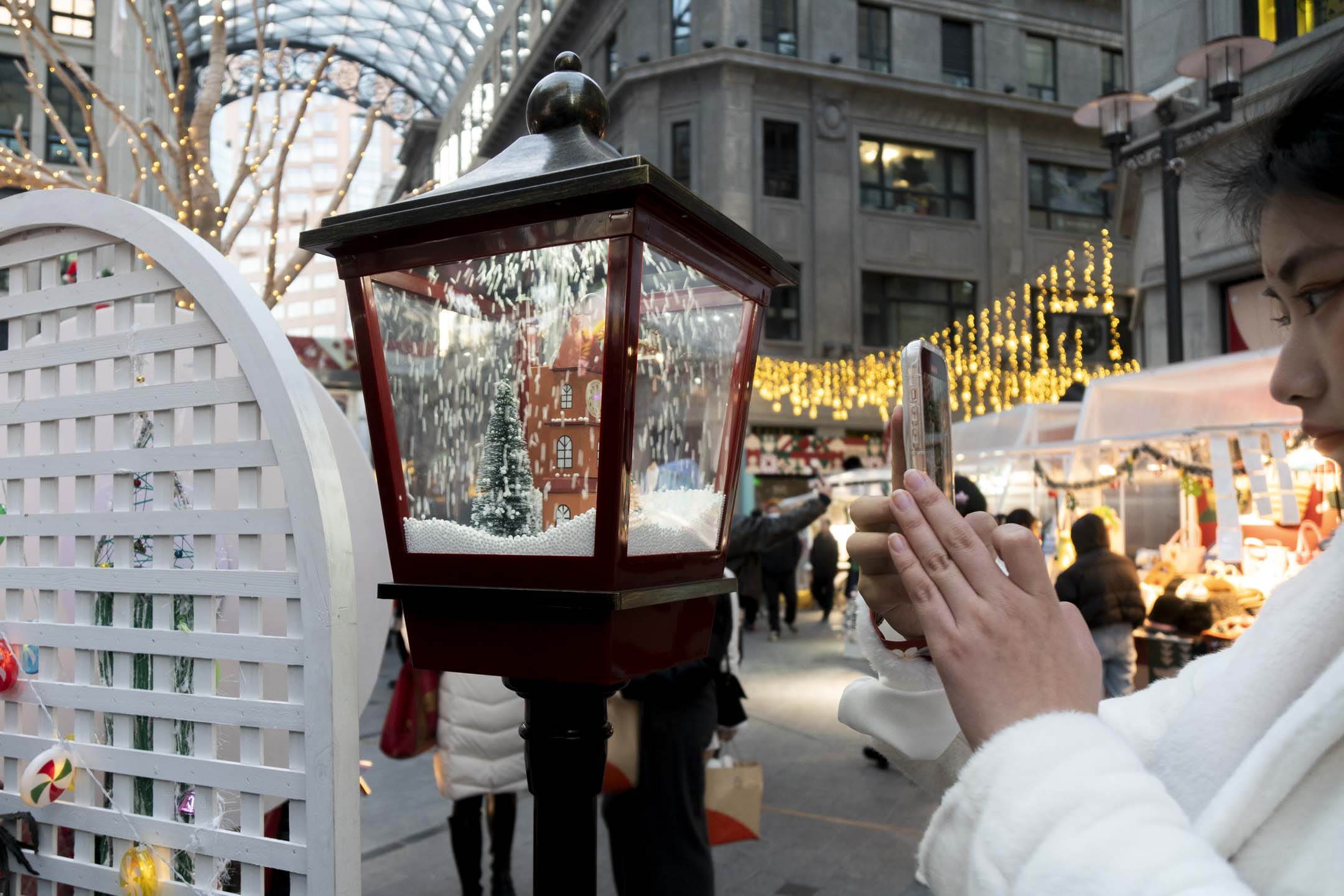 2023年12月22日，中国上海的游客正在参加圣诞市集。摄：Costfoto/NurPhoto via Getty Images