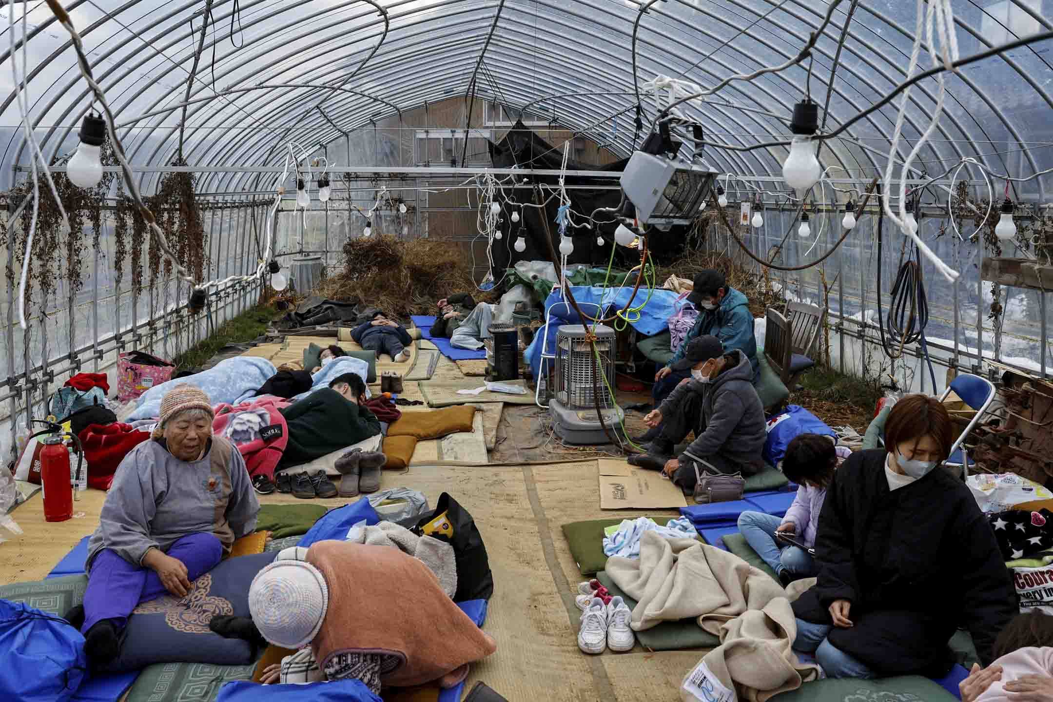 2024年1月2日，日本石川县轮岛地震发生后，疏散人员在改建为疏散中心的温室里休息。摄：Kim Kyung-Hoon/Reuters/达志影像