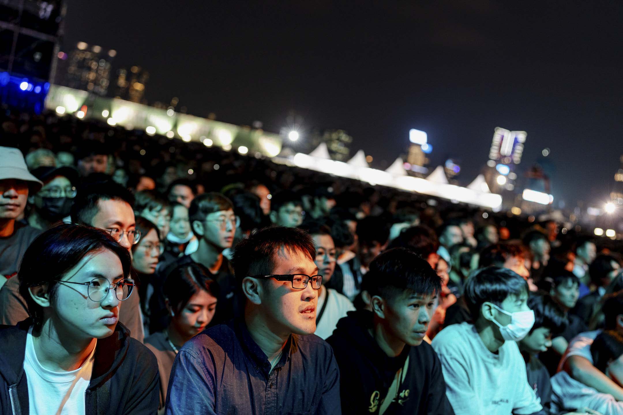 观众观赏惘闻乐队在Clockenflap上的演出。摄：Ryan Lai/端传媒