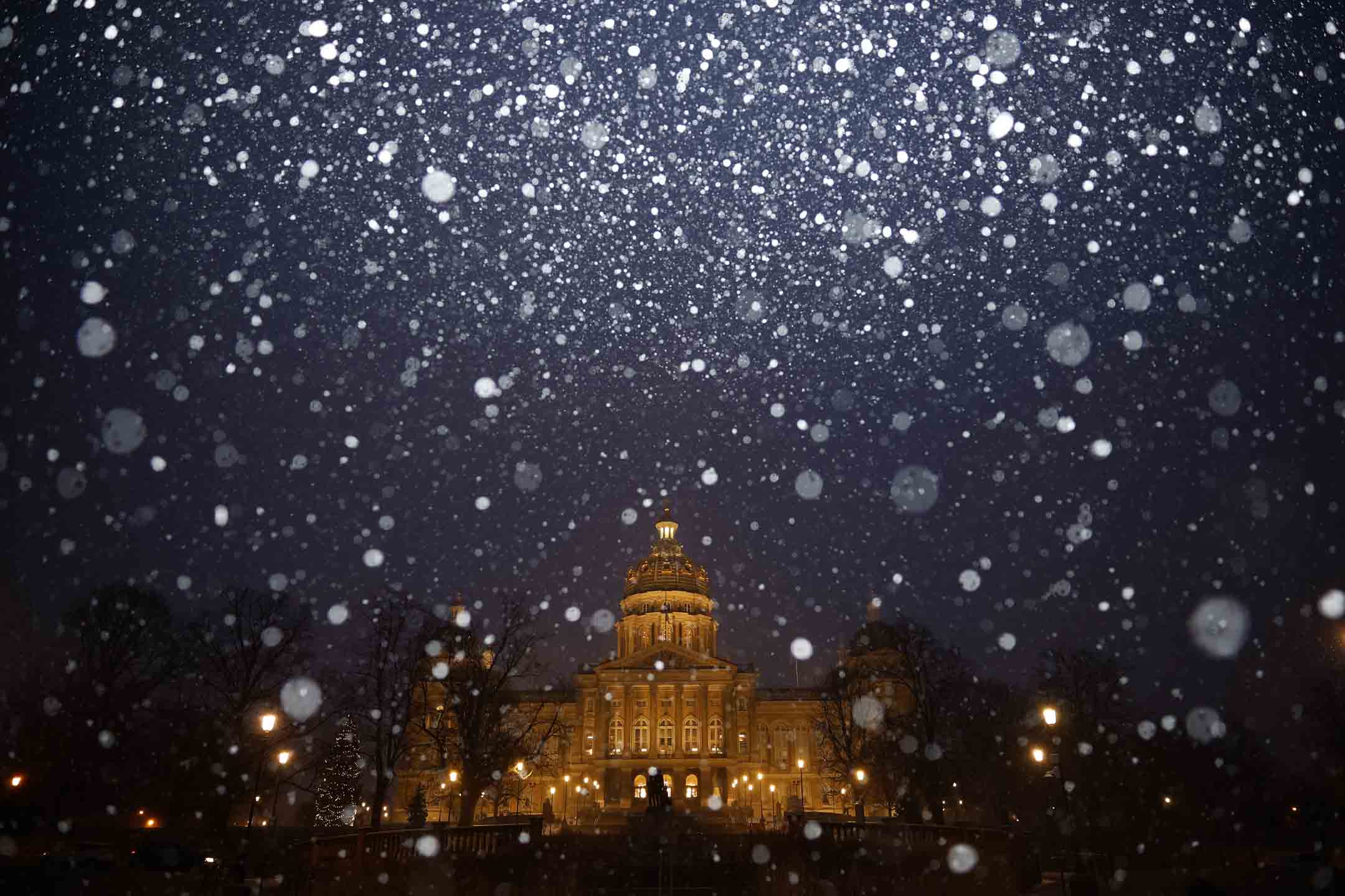 2024年1月8日，爱荷华州议会大厦下起了持续不断的小雪。摄：Chip Somodevilla/Getty Images