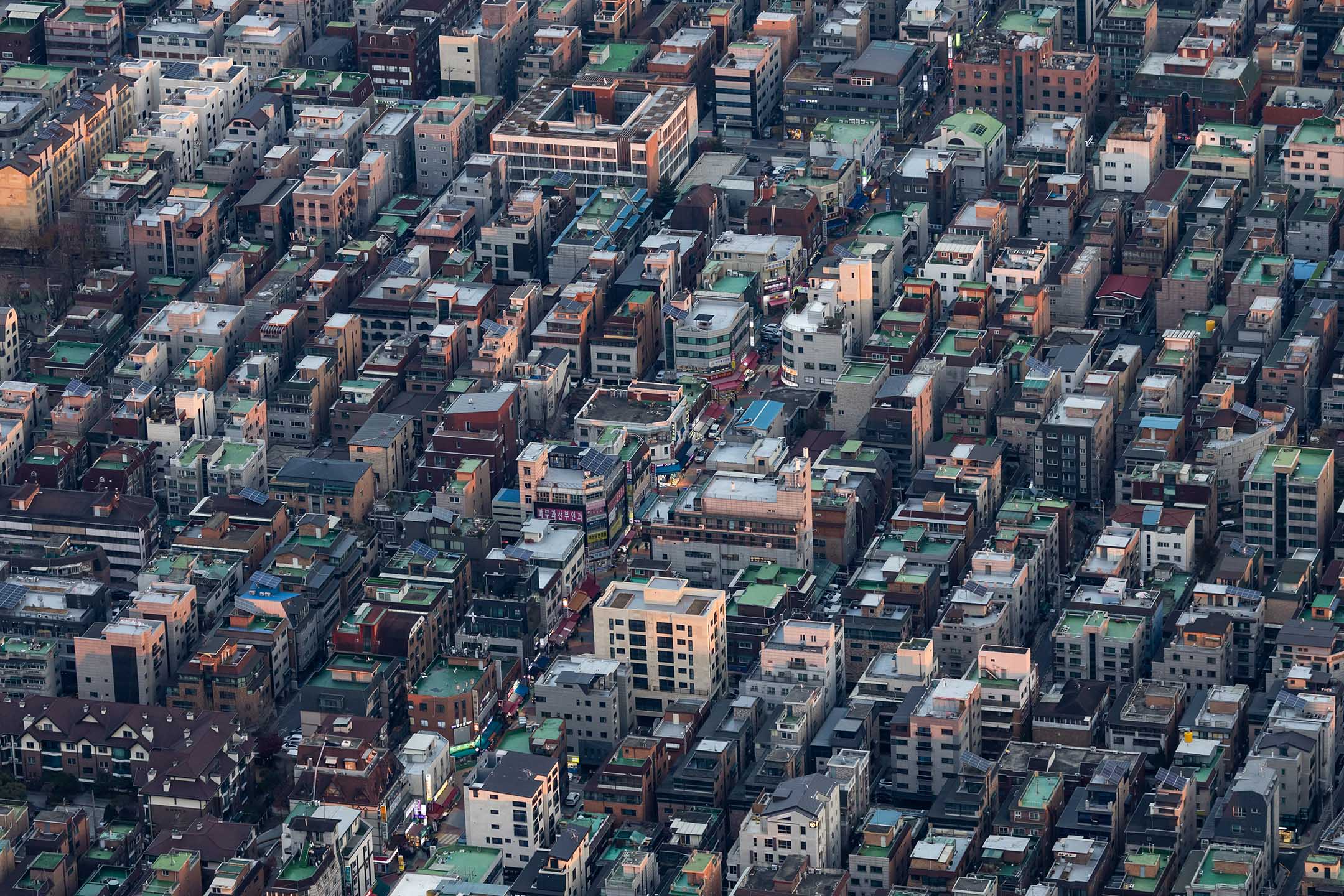 2023年11月28日，韩国首尔的住宅。摄：SeongJoon Cho/Bloomberg via Getty Images