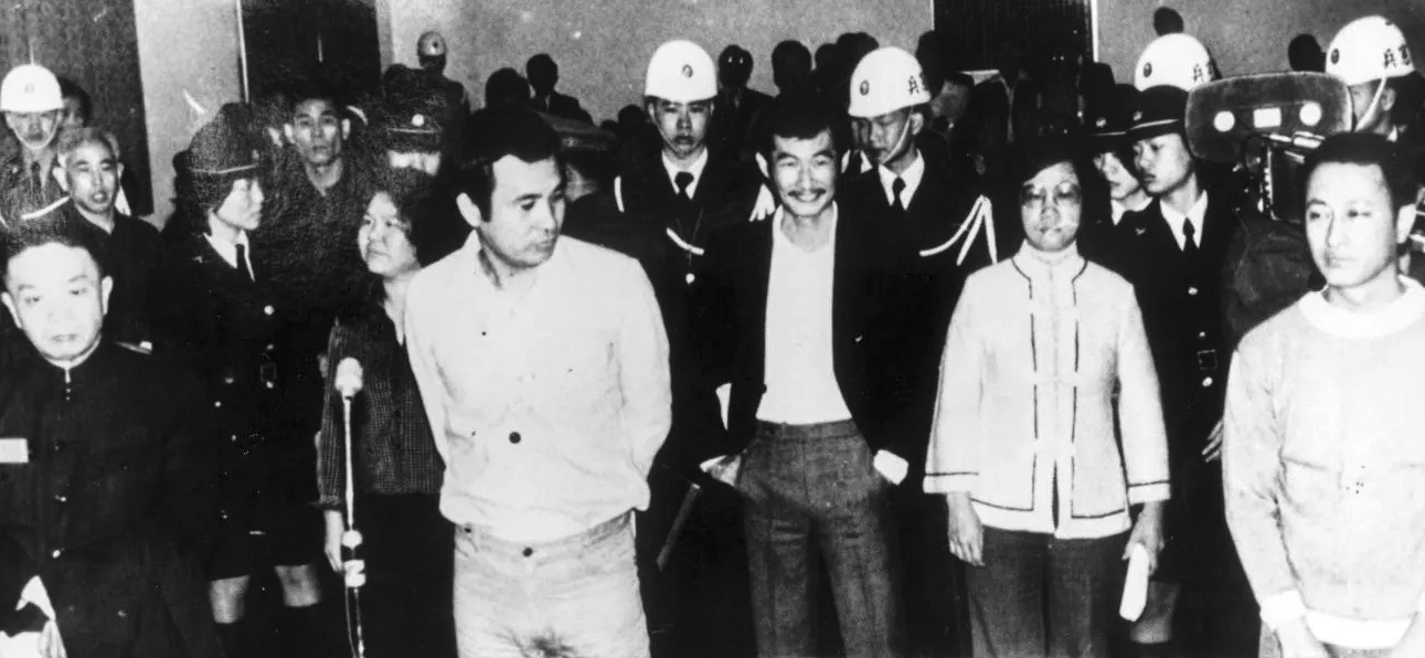 1980年3月18日，美丽岛事件，施明德与其他六名被告张俊宏、黄信介、陈菊、姚嘉文、吕秀莲、林弘宣出庭。网上图片