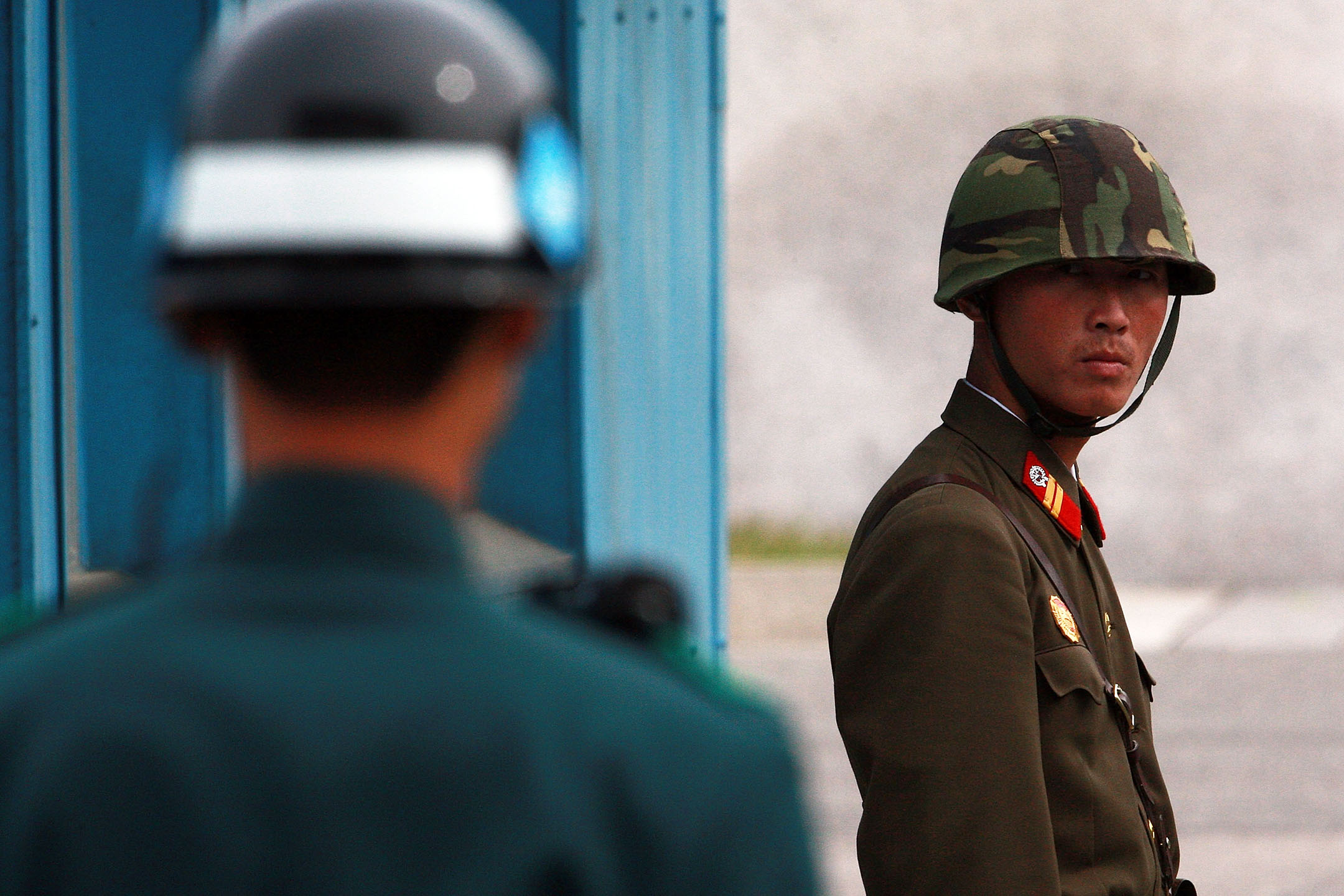 2010年9月29日，韓國板門店，一名朝鮮士兵（右）看著韓國士兵。攝：Lee Tae-Kyung/Getty Images