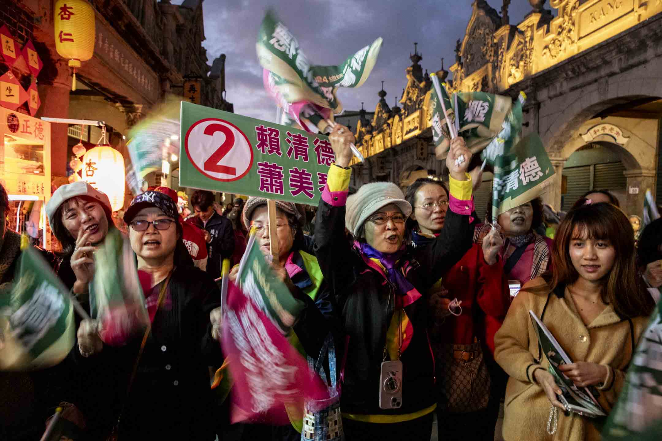 2024年1月4日，民进党总统候选人赖清德到桃园大溪拉票，支持者到场支持。摄：林振东/端传媒