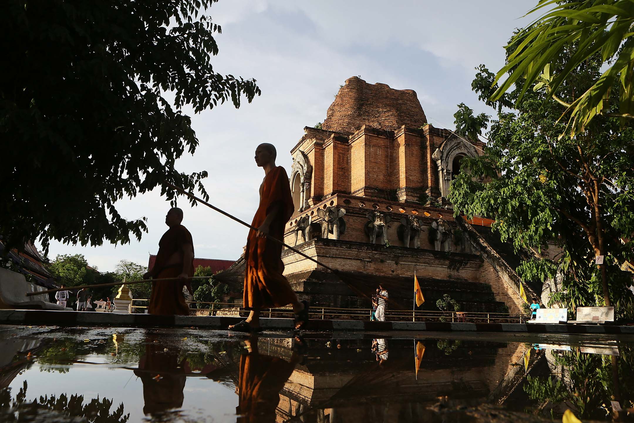 2014年5月13日，泰國清邁，寺廟前有僧侶經過。攝：Taylor Weidman/Getty Images